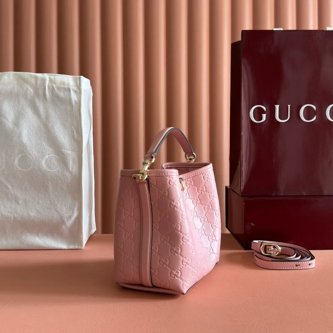 p1140. 💋💋💋 Comes with a full set of original counter packaging [New Product] 2025 Autumn and Winter Series, the GG Emblem series reinterprets the brand's timeless elegance and exquisite craftsmanship. Lined in tonal cotton, this practical bucket bag features an internal compartment. Pink GG embossed leather Light gold tone hardware Light pink cotton lining The bag pictured is sold separately and does not come with the bag charm. Top handle with hook closure (height: 14cm Also equipped with D-ring for attaching removable items Interior: two compartments and one central snap compartment Removable and adjustable leather shoulder strap (height: 52cm - 57.5cm; length: 107cm - 114cm) Magnetic snap closure Model number: 815118. Dimensions: 19cm (W) x 18cm (H) x 11cm (D) Weight: approx. 0.45 kg Color: pink embossed Made in Italy.