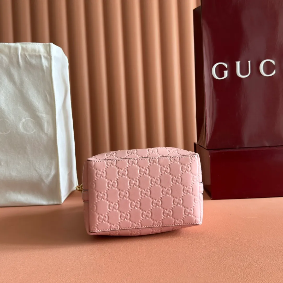 p1140. 💋💋💋 Comes with a full set of original counter packaging [New Product] 2025 Autumn and Winter Series, the GG Emblem series reinterprets the brand's timeless elegance and exquisite craftsmanship. Lined in tonal cotton, this practical bucket bag features an internal compartment. Pink GG embossed leather Light gold tone hardware Light pink cotton lining The bag pictured is sold separately and does not come with the bag charm. Top handle with hook closure (height: 14cm Also equipped with D-ring for attaching removable items Interior: two compartments and one central snap compartment Removable and adjustable leather shoulder strap (height: 52cm - 57.5cm; length: 107cm - 114cm) Magnetic snap closure Model number: 815118. Dimensions: 19cm (W) x 18cm (H) x 11cm (D) Weight: approx. 0.45 kg Color: pink embossed Made in Italy.