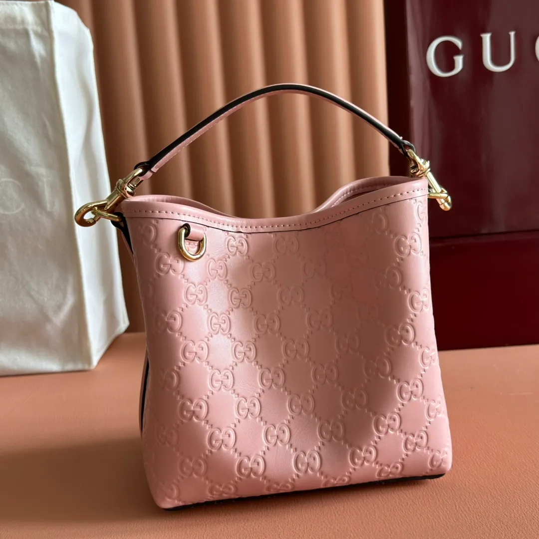 p1140. 💋💋💋 Comes with a full set of original counter packaging [New Product] 2025 Autumn and Winter Series, the GG Emblem series reinterprets the brand's timeless elegance and exquisite craftsmanship. Lined in tonal cotton, this practical bucket bag features an internal compartment. Pink GG embossed leather Light gold tone hardware Light pink cotton lining The bag pictured is sold separately and does not come with the bag charm. Top handle with hook closure (height: 14cm Also equipped with D-ring for attaching removable items Interior: two compartments and one central snap compartment Removable and adjustable leather shoulder strap (height: 52cm - 57.5cm; length: 107cm - 114cm) Magnetic snap closure Model number: 815118. Dimensions: 19cm (W) x 18cm (H) x 11cm (D) Weight: approx. 0.45 kg Color: pink embossed Made in Italy.