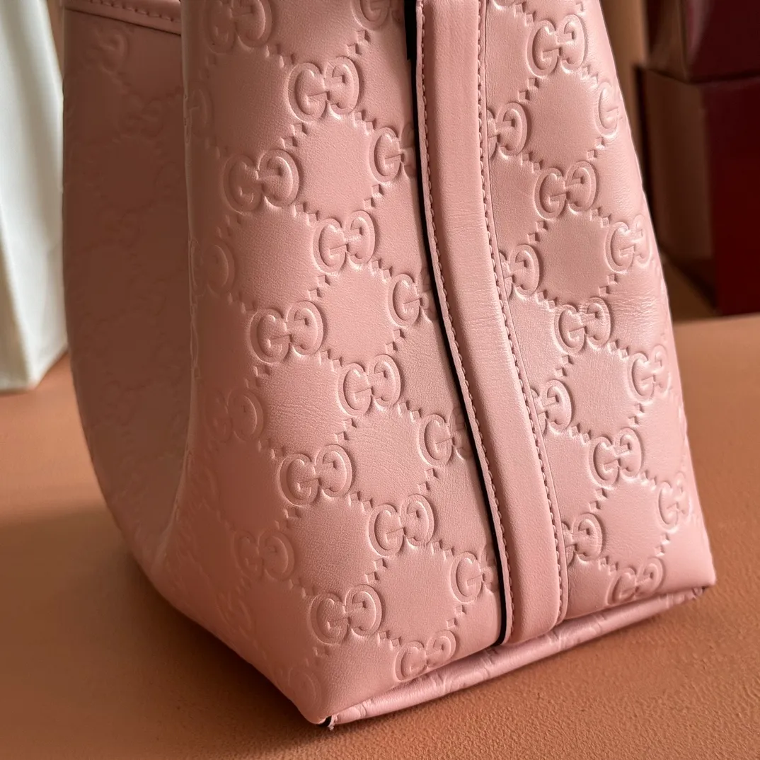 p1140. 💋💋💋 Comes with a full set of original counter packaging [New Product] 2025 Autumn and Winter Series, the GG Emblem series reinterprets the brand's timeless elegance and exquisite craftsmanship. Lined in tonal cotton, this practical bucket bag features an internal compartment. Pink GG embossed leather Light gold tone hardware Light pink cotton lining The bag pictured is sold separately and does not come with the bag charm. Top handle with hook closure (height: 14cm Also equipped with D-ring for attaching removable items Interior: two compartments and one central snap compartment Removable and adjustable leather shoulder strap (height: 52cm - 57.5cm; length: 107cm - 114cm) Magnetic snap closure Model number: 815118. Dimensions: 19cm (W) x 18cm (H) x 11cm (D) Weight: approx. 0.45 kg Color: pink embossed Made in Italy.