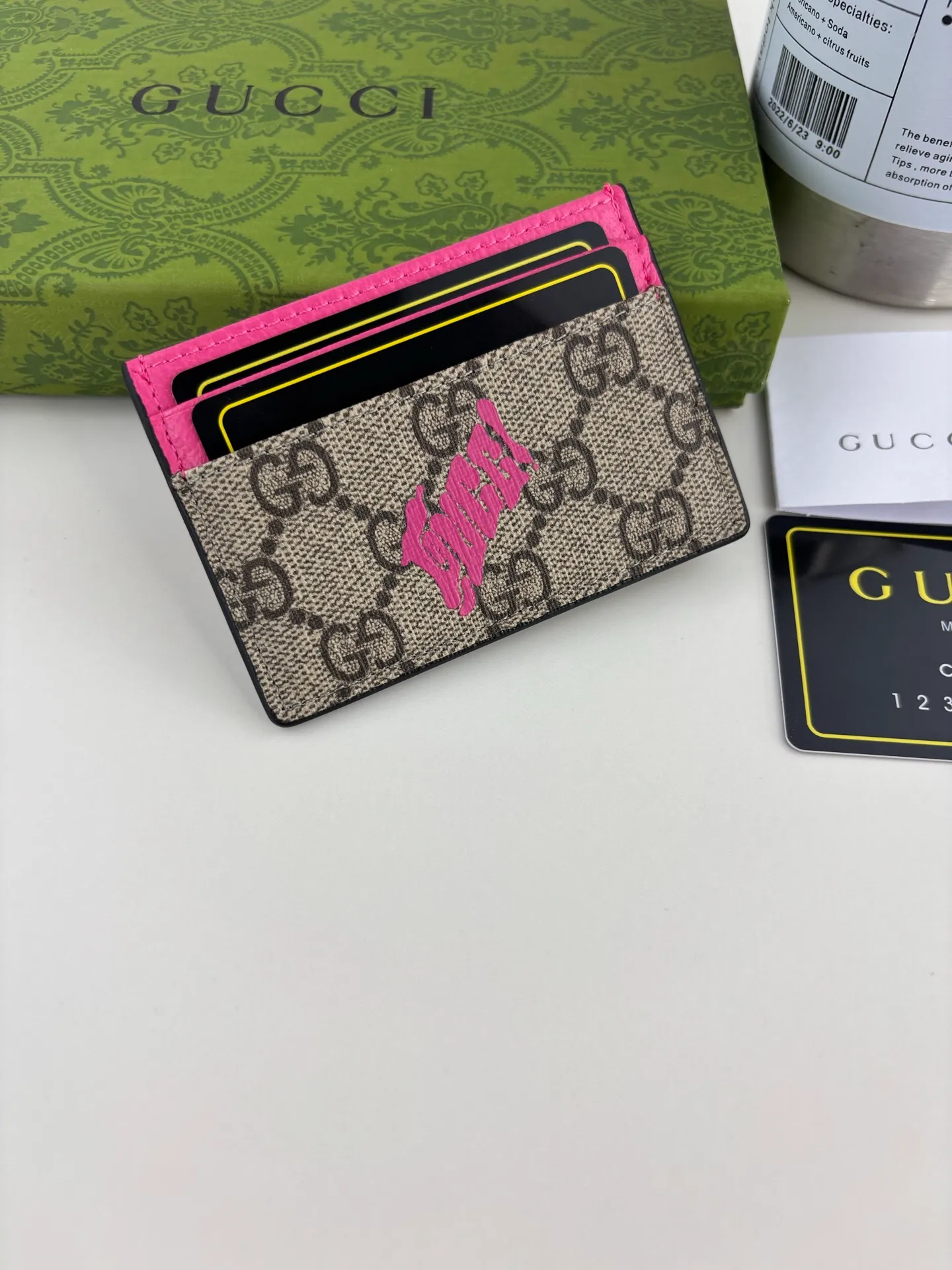 💰90 GUCCl This two-color card holder is crafted from coated fabric with the classic GG monogram pattern, cleverly incorporating Gucci prints and contrasting leather piping, making the entire design fuller. 4 card compartments, 1 open pocket Style number: 835322 Size: 11cm x 7cm Color: Plum Red