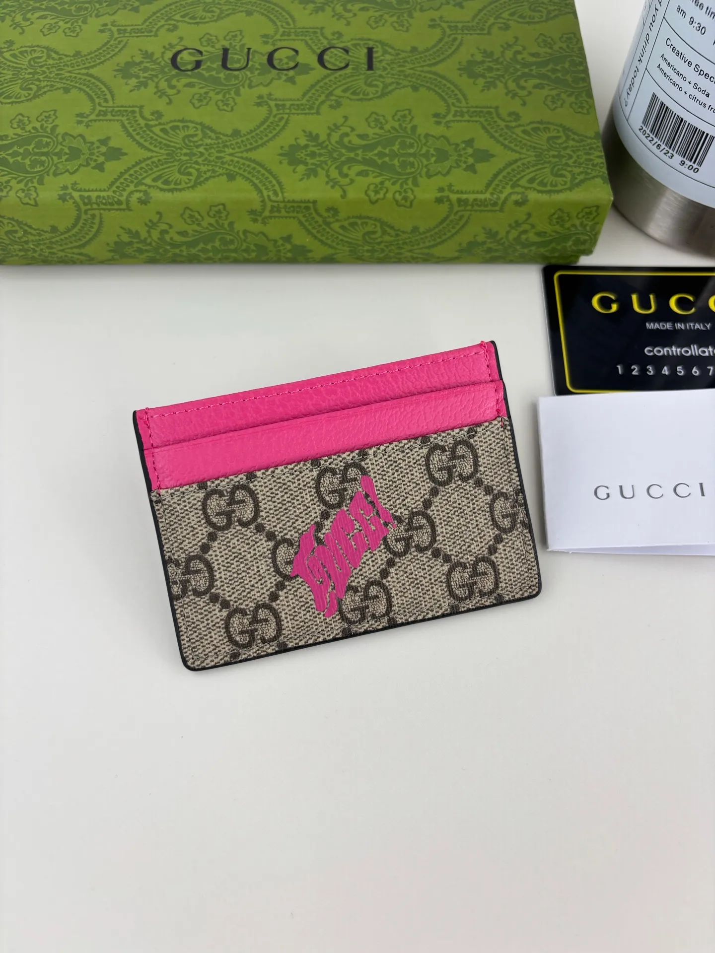 💰90 GUCCl This two-color card holder is crafted from coated fabric with the classic GG monogram pattern, cleverly incorporating Gucci prints and contrasting leather piping, making the entire design fuller. 4 card compartments, 1 open pocket Style number: 835322 Size: 11cm x 7cm Color: Plum Red