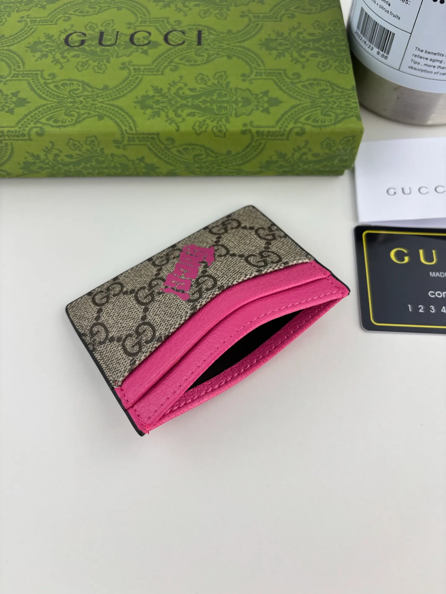 💰90 GUCCl This two-color card holder is crafted from coated fabric with the classic GG monogram pattern, cleverly incorporating Gucci prints and contrasting leather piping, making the entire design fuller. 4 card compartments, 1 open pocket Style number: 835322 Size: 11cm x 7cm Color: Plum Red