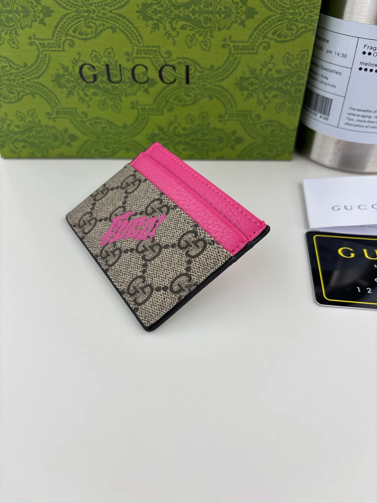💰90 GUCCl This two-color card holder is crafted from coated fabric with the classic GG monogram pattern, cleverly incorporating Gucci prints and contrasting leather piping, making the entire design fuller. 4 card compartments, 1 open pocket Style number: 835322 Size: 11cm x 7cm Color: Plum Red