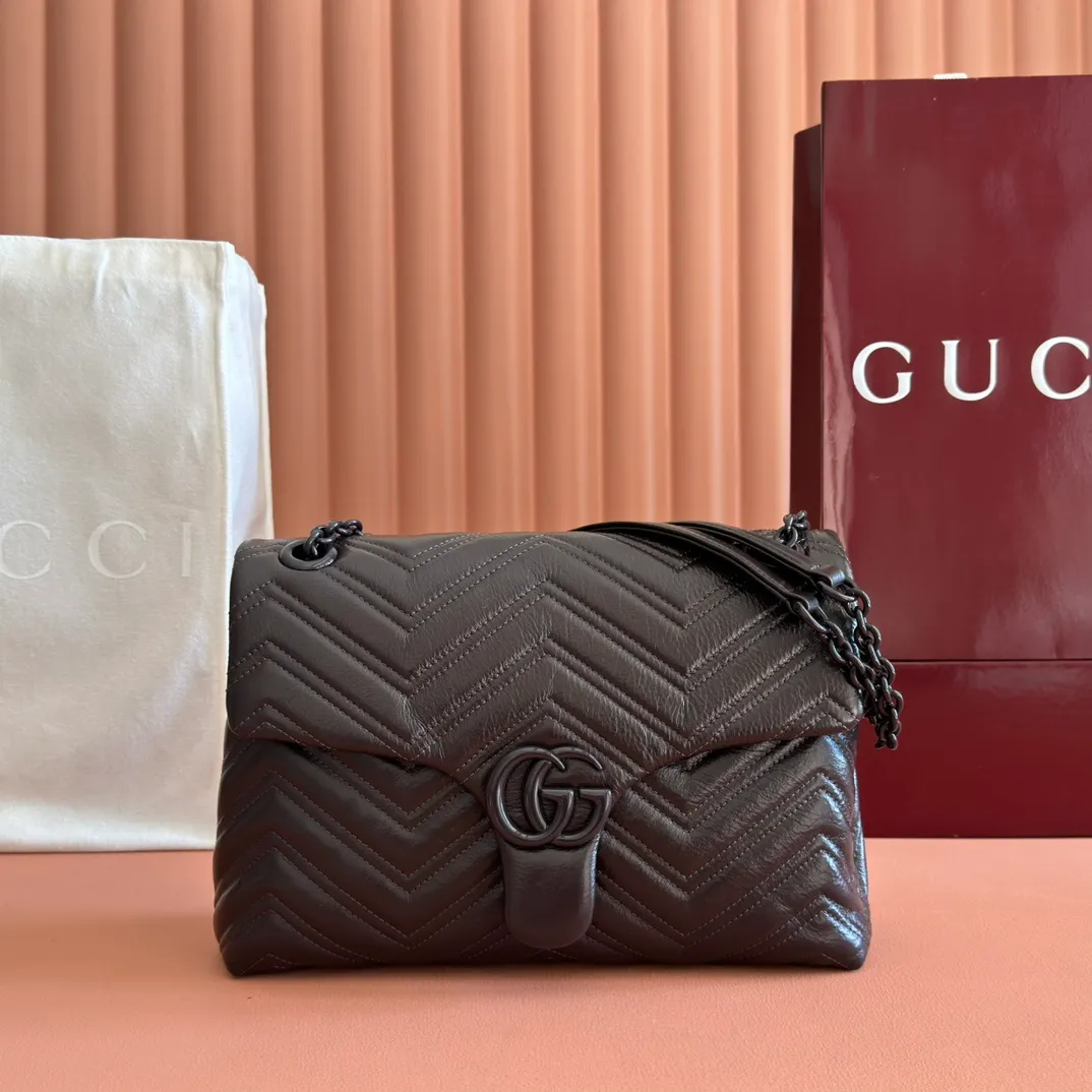 p1640💋💋💋【With full set of original counter packaging】💕2025 autumn and winter series, the brand's iconic GG Marmont series is ingeniously integrated with classic double G elements and faceted chain straps, creating a soft yet stiff silhouette design. This piece is crafted from soft, lightweight quilted V-shaped calfskin leather and features tonal enamel hardware and chain. Black soft lightweight quilted V-shaped calfskin leather. Tonal enamel hardware and chain. Black rayon lining. Double G. Interior: Zip pocket. Exterior: Back pocket. Sliding chain shoulder strap: Height: 28cm – 51cm. Magnetic closure. Ident.: 850676. Dimensions: 31cm (W) x 17cm (H) x 8cm (D) Weight: Approx. 0.5kg Color: Brown/Soft Leather. Made in Italy
