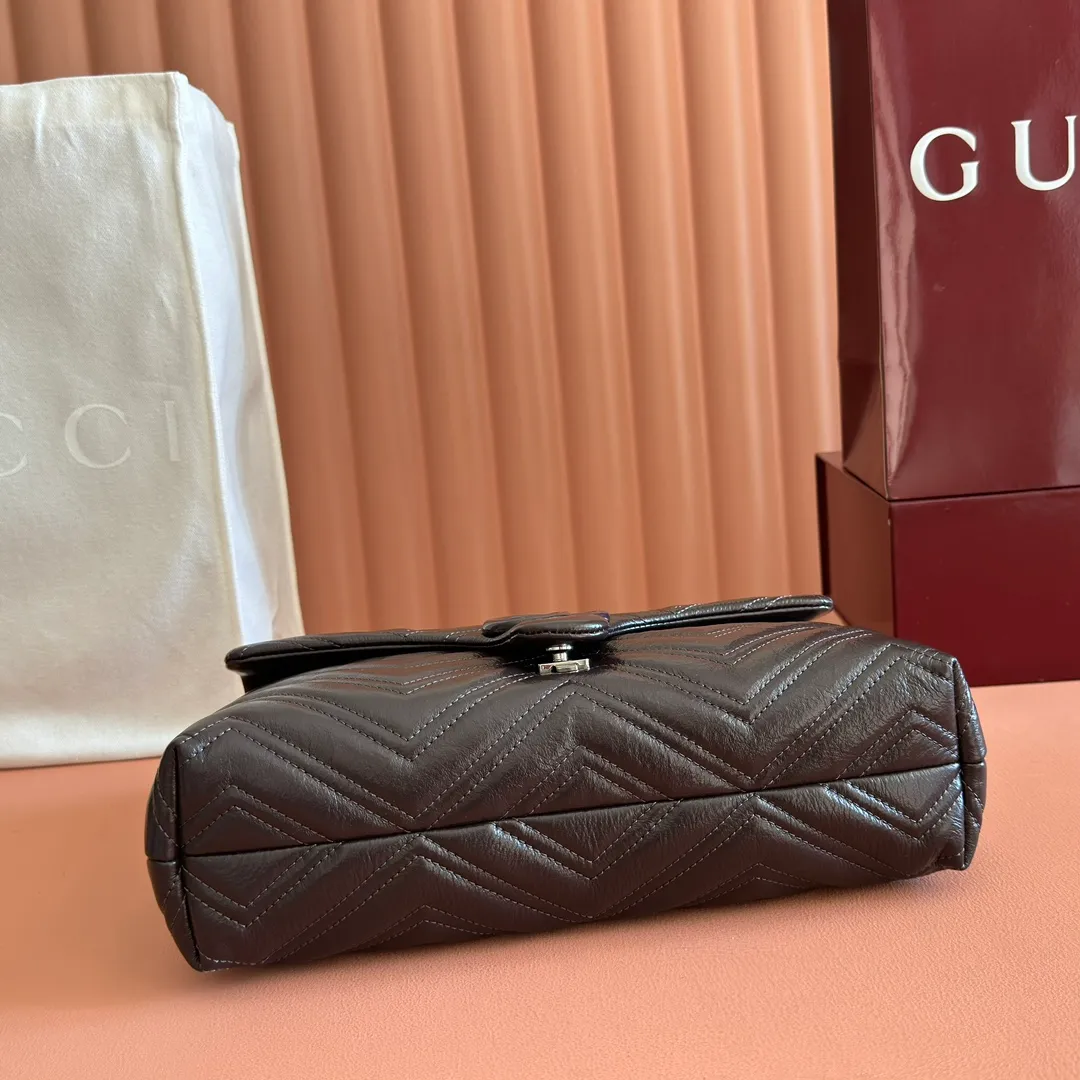 p1640💋💋💋【With full set of original counter packaging】💕2025 autumn and winter series, the brand's iconic GG Marmont series is ingeniously integrated with classic double G elements and faceted chain straps, creating a soft yet stiff silhouette design. This piece is crafted from soft, lightweight quilted V-shaped calfskin leather and features tonal enamel hardware and chain. Black soft lightweight quilted V-shaped calfskin leather. Tonal enamel hardware and chain. Black rayon lining. Double G. Interior: Zip pocket. Exterior: Back pocket. Sliding chain shoulder strap: Height: 28cm – 51cm. Magnetic closure. Ident.: 850676. Dimensions: 31cm (W) x 17cm (H) x 8cm (D) Weight: Approx. 0.5kg Color: Brown/Soft Leather. Made in Italy
