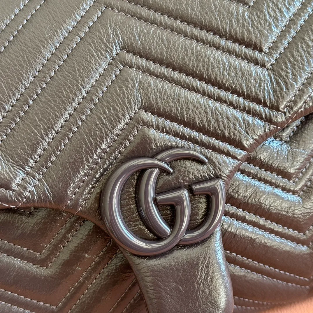 p1640💋💋💋【With full set of original counter packaging】💕2025 autumn and winter series, the brand's iconic GG Marmont series is ingeniously integrated with classic double G elements and faceted chain straps, creating a soft yet stiff silhouette design. This piece is crafted from soft, lightweight quilted V-shaped calfskin leather and features tonal enamel hardware and chain. Black soft lightweight quilted V-shaped calfskin leather. Tonal enamel hardware and chain. Black rayon lining. Double G. Interior: Zip pocket. Exterior: Back pocket. Sliding chain shoulder strap: Height: 28cm – 51cm. Magnetic closure. Ident.: 850676. Dimensions: 31cm (W) x 17cm (H) x 8cm (D) Weight: Approx. 0.5kg Color: Brown/Soft Leather. Made in Italy