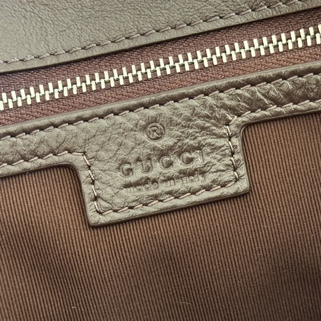 p1640💋💋💋【With full set of original counter packaging】💕2025 autumn and winter series, the brand's iconic GG Marmont series is ingeniously integrated with classic double G elements and faceted chain straps, creating a soft yet stiff silhouette design. This piece is crafted from soft, lightweight quilted V-shaped calfskin leather and features tonal enamel hardware and chain. Black soft lightweight quilted V-shaped calfskin leather. Tonal enamel hardware and chain. Black rayon lining. Double G. Interior: Zip pocket. Exterior: Back pocket. Sliding chain shoulder strap: Height: 28cm – 51cm. Magnetic closure. Ident.: 850676. Dimensions: 31cm (W) x 17cm (H) x 8cm (D) Weight: Approx. 0.5kg Color: Brown/Soft Leather. Made in Italy
