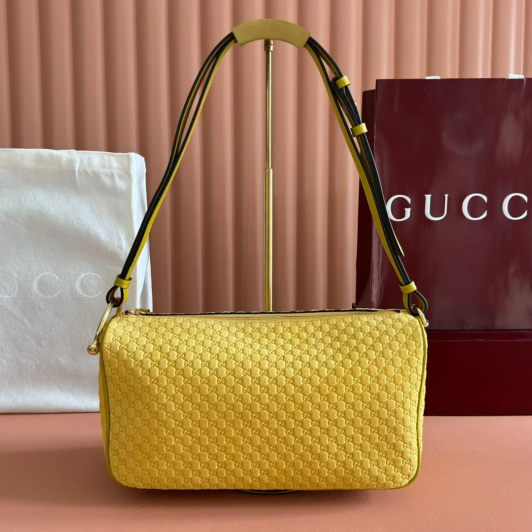 p1260. 💋💋💋【With full set of original counter packaging】The Gucci Half Horsebit series is re-presented, reinterpreting one of the brand's most iconic elements in a modern style. The collection cleverly combines relaxed silhouettes with the iconic half-horsebit hardware, which gives rise to its name. Yellow GG printed embossed suede Gold-tone hardware Brown cotton and linen blend lining Half horsebit closure Interior: One open pocket Adjustable leather shoulder strap (height: 32cm - 34cm; length: 66cm - 73cm) Zip closure Ident number: 860787. Dimensions: 31.5cm (width) x 17cm (height) x 12cm (depth) Weight: approx. 0.7kg Color: Yellow velvet pressed.