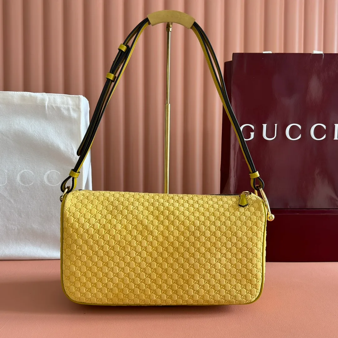 p1260. 💋💋💋【With full set of original counter packaging】The Gucci Half Horsebit series is re-presented, reinterpreting one of the brand's most iconic elements in a modern style. The collection cleverly combines relaxed silhouettes with the iconic half-horsebit hardware, which gives rise to its name. Yellow GG printed embossed suede Gold-tone hardware Brown cotton and linen blend lining Half horsebit closure Interior: One open pocket Adjustable leather shoulder strap (height: 32cm - 34cm; length: 66cm - 73cm) Zip closure Ident number: 860787. Dimensions: 31.5cm (width) x 17cm (height) x 12cm (depth) Weight: approx. 0.7kg Color: Yellow velvet pressed.