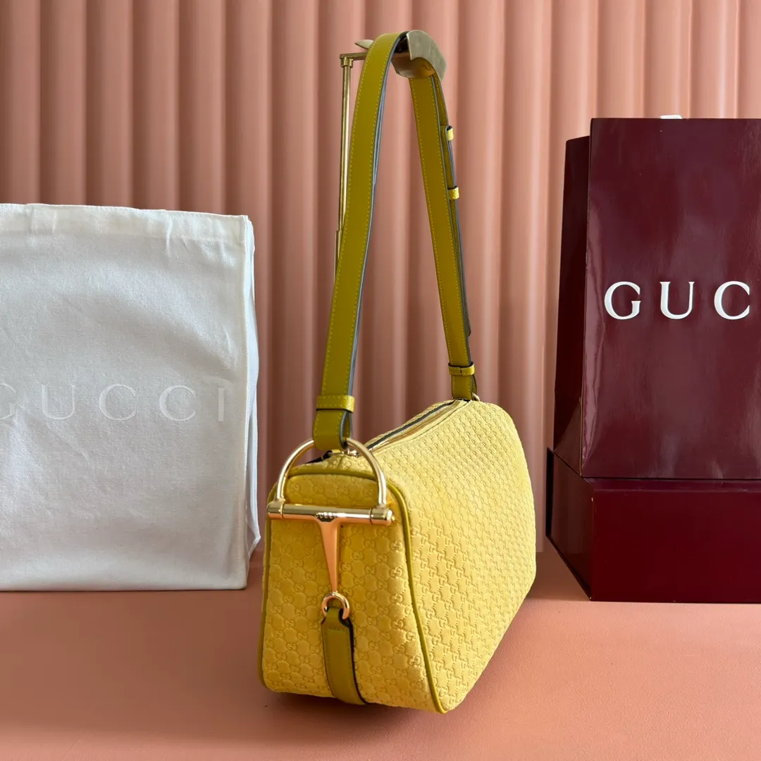 p1260. 💋💋💋【With full set of original counter packaging】The Gucci Half Horsebit series is re-presented, reinterpreting one of the brand's most iconic elements in a modern style. The collection cleverly combines relaxed silhouettes with the iconic half-horsebit hardware, which gives rise to its name. Yellow GG printed embossed suede Gold-tone hardware Brown cotton and linen blend lining Half horsebit closure Interior: One open pocket Adjustable leather shoulder strap (height: 32cm - 34cm; length: 66cm - 73cm) Zip closure Ident number: 860787. Dimensions: 31.5cm (width) x 17cm (height) x 12cm (depth) Weight: approx. 0.7kg Color: Yellow velvet pressed.