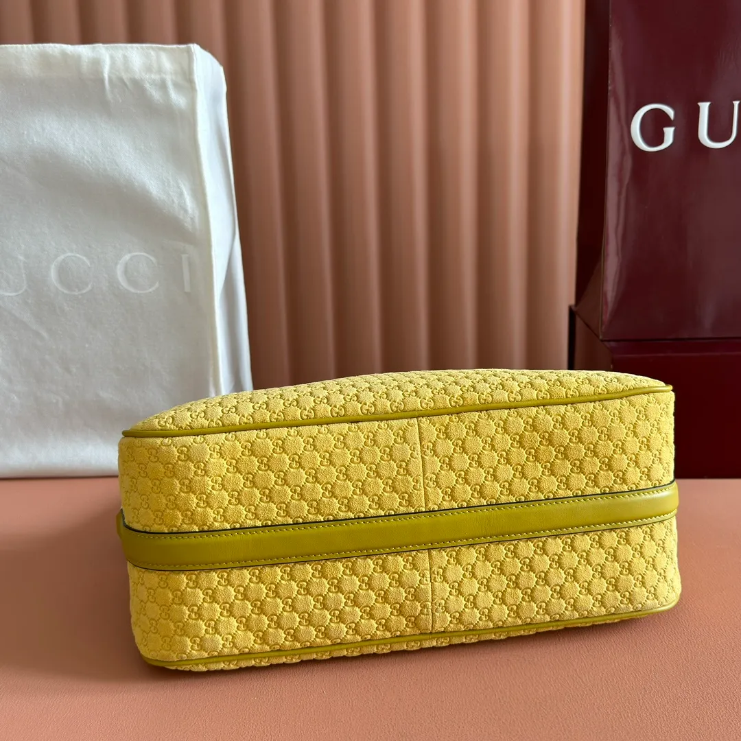 p1260. 💋💋💋【With full set of original counter packaging】The Gucci Half Horsebit series is re-presented, reinterpreting one of the brand's most iconic elements in a modern style. The collection cleverly combines relaxed silhouettes with the iconic half-horsebit hardware, which gives rise to its name. Yellow GG printed embossed suede Gold-tone hardware Brown cotton and linen blend lining Half horsebit closure Interior: One open pocket Adjustable leather shoulder strap (height: 32cm - 34cm; length: 66cm - 73cm) Zip closure Ident number: 860787. Dimensions: 31.5cm (width) x 17cm (height) x 12cm (depth) Weight: approx. 0.7kg Color: Yellow velvet pressed.