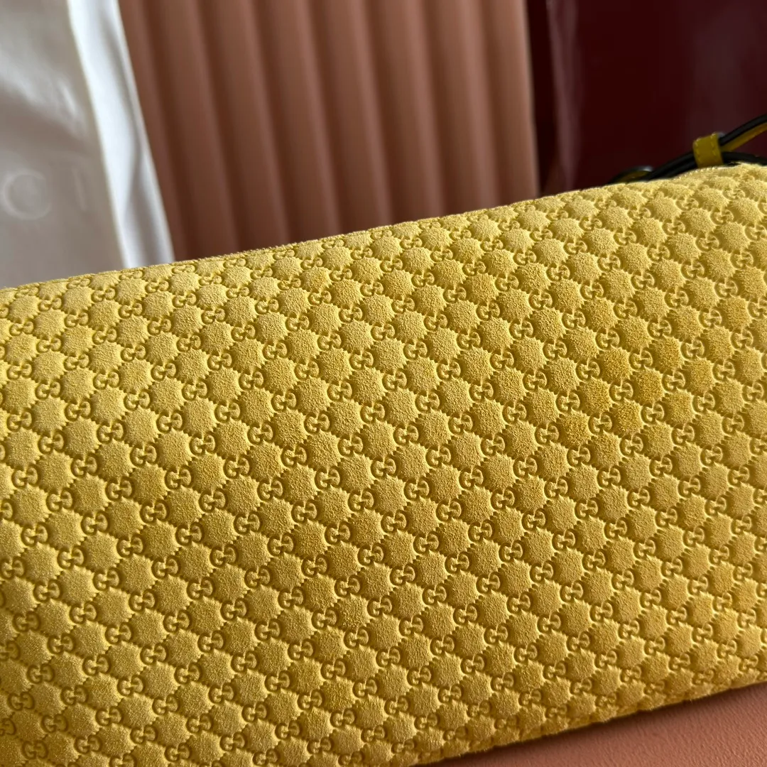 p1260. 💋💋💋【With full set of original counter packaging】The Gucci Half Horsebit series is re-presented, reinterpreting one of the brand's most iconic elements in a modern style. The collection cleverly combines relaxed silhouettes with the iconic half-horsebit hardware, which gives rise to its name. Yellow GG printed embossed suede Gold-tone hardware Brown cotton and linen blend lining Half horsebit closure Interior: One open pocket Adjustable leather shoulder strap (height: 32cm - 34cm; length: 66cm - 73cm) Zip closure Ident number: 860787. Dimensions: 31.5cm (width) x 17cm (height) x 12cm (depth) Weight: approx. 0.7kg Color: Yellow velvet pressed.