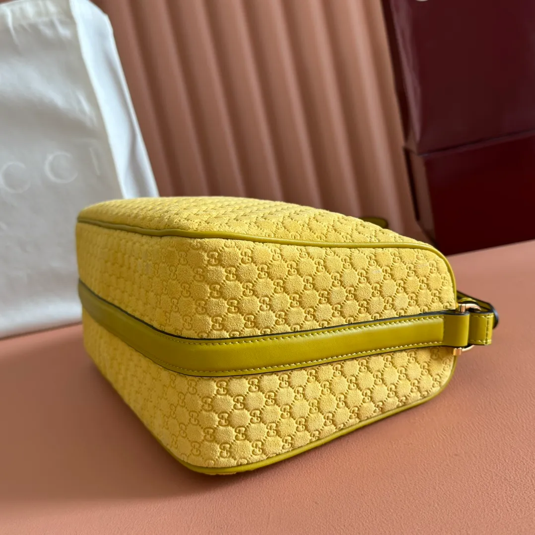 p1260. 💋💋💋【With full set of original counter packaging】The Gucci Half Horsebit series is re-presented, reinterpreting one of the brand's most iconic elements in a modern style. The collection cleverly combines relaxed silhouettes with the iconic half-horsebit hardware, which gives rise to its name. Yellow GG printed embossed suede Gold-tone hardware Brown cotton and linen blend lining Half horsebit closure Interior: One open pocket Adjustable leather shoulder strap (height: 32cm - 34cm; length: 66cm - 73cm) Zip closure Ident number: 860787. Dimensions: 31.5cm (width) x 17cm (height) x 12cm (depth) Weight: approx. 0.7kg Color: Yellow velvet pressed.