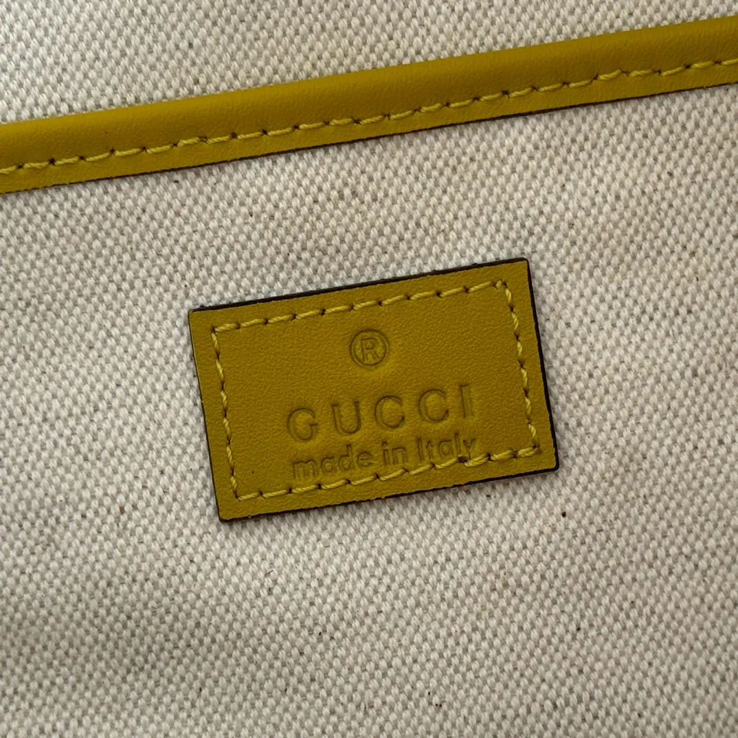 p1260. 💋💋💋【With full set of original counter packaging】The Gucci Half Horsebit series is re-presented, reinterpreting one of the brand's most iconic elements in a modern style. The collection cleverly combines relaxed silhouettes with the iconic half-horsebit hardware, which gives rise to its name. Yellow GG printed embossed suede Gold-tone hardware Brown cotton and linen blend lining Half horsebit closure Interior: One open pocket Adjustable leather shoulder strap (height: 32cm - 34cm; length: 66cm - 73cm) Zip closure Ident number: 860787. Dimensions: 31.5cm (width) x 17cm (height) x 12cm (depth) Weight: approx. 0.7kg Color: Yellow velvet pressed.