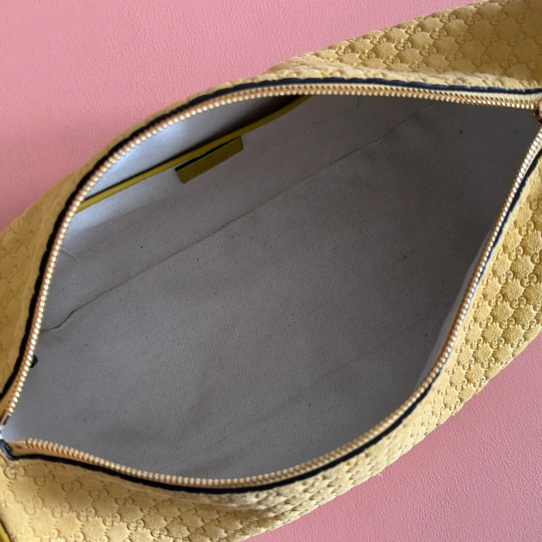 p1260. 💋💋💋【With full set of original counter packaging】The Gucci Half Horsebit series is re-presented, reinterpreting one of the brand's most iconic elements in a modern style. The collection cleverly combines relaxed silhouettes with the iconic half-horsebit hardware, which gives rise to its name. Yellow GG printed embossed suede Gold-tone hardware Brown cotton and linen blend lining Half horsebit closure Interior: One open pocket Adjustable leather shoulder strap (height: 32cm - 34cm; length: 66cm - 73cm) Zip closure Ident number: 860787. Dimensions: 31.5cm (width) x 17cm (height) x 12cm (depth) Weight: approx. 0.7kg Color: Yellow velvet pressed.