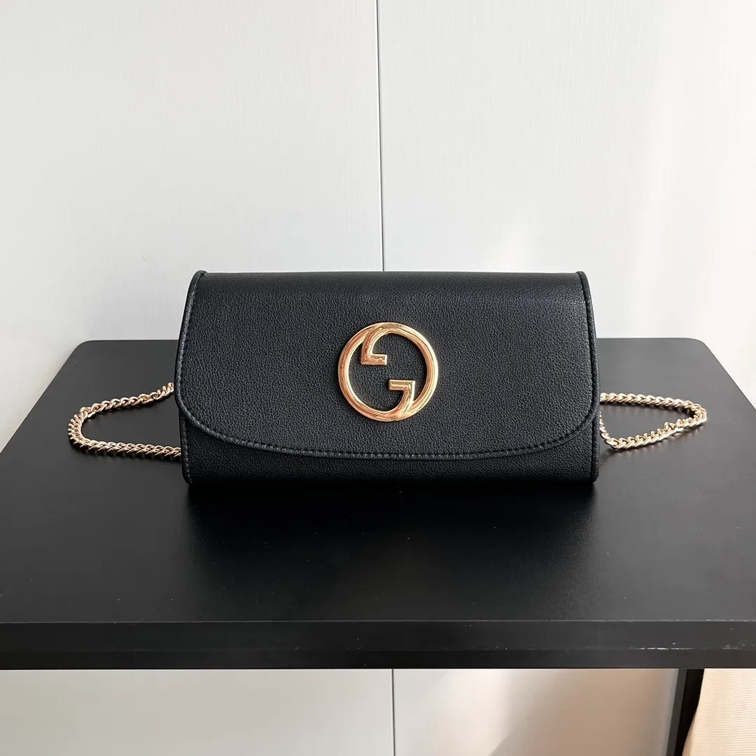 Actual shot #💰290 Model: 725215 Comes with box Size: 21x10.5cm I fell in love with Gucci Blondie at first sight. Second-hand bags have always been my favorite. They are super popular now, mainly because they are so beautiful! It can be worn as an armpit bag or as a cross-body carry. Depending on your mood, I find it very retro, fashionable and fascinating to carry it either way! Many colors to choose from, running quantity models