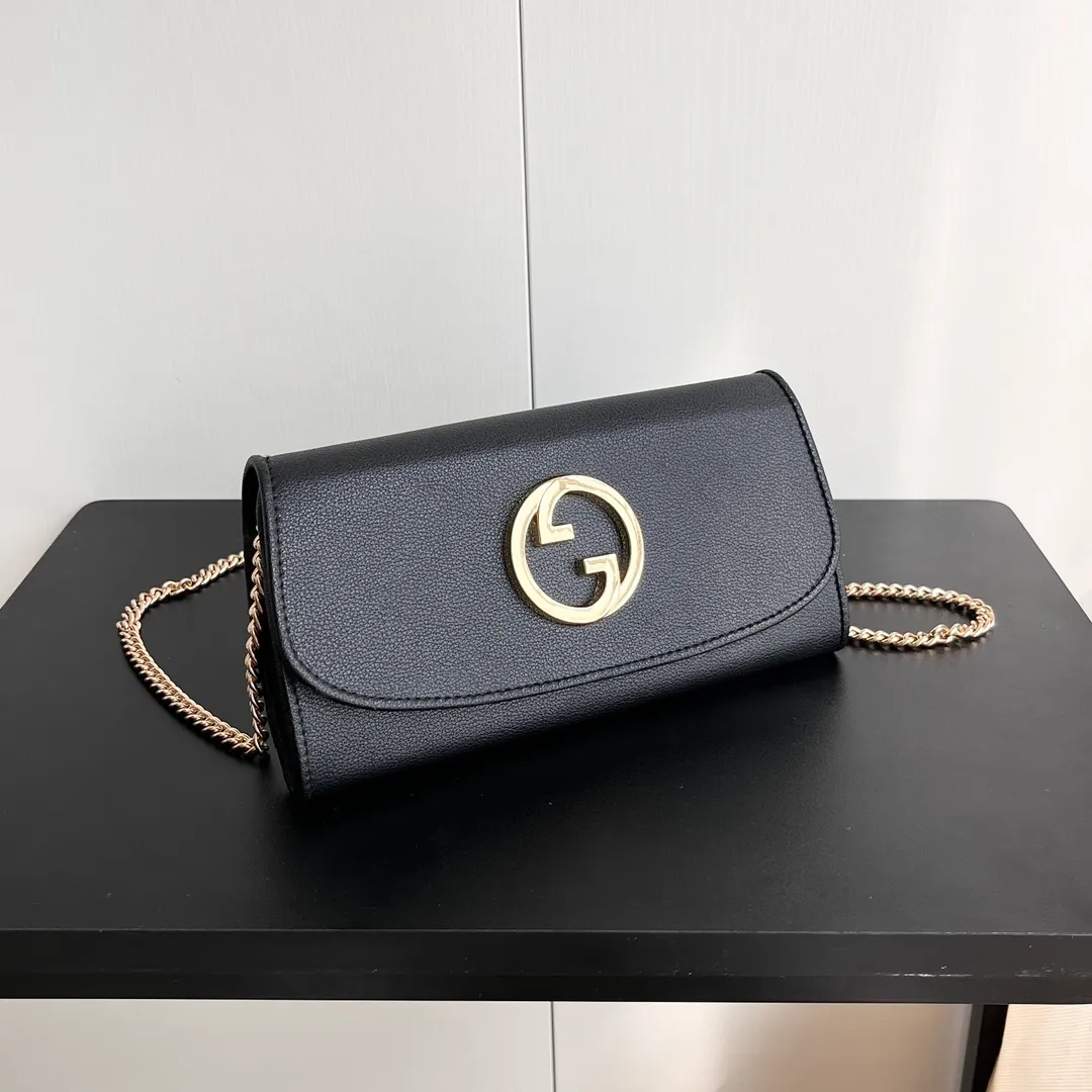 Actual shot #💰290 Model: 725215 Comes with box Size: 21x10.5cm I fell in love with Gucci Blondie at first sight. Second-hand bags have always been my favorite. They are super popular now, mainly because they are so beautiful! It can be worn as an armpit bag or as a cross-body carry. Depending on your mood, I find it very retro, fashionable and fascinating to carry it either way! Many colors to choose from, running quantity models