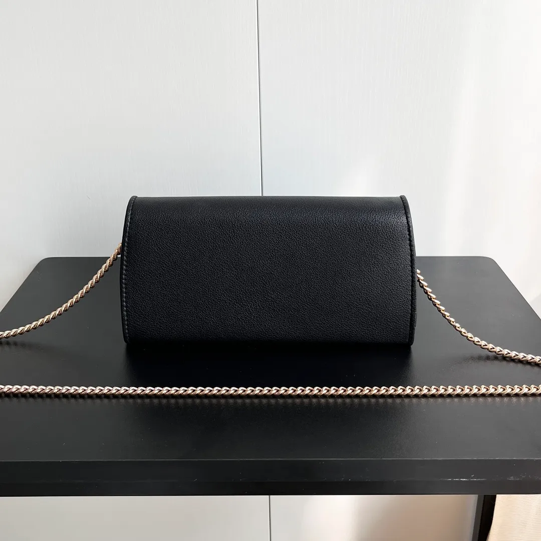Actual shot #💰290 Model: 725215 Comes with box Size: 21x10.5cm I fell in love with Gucci Blondie at first sight. Second-hand bags have always been my favorite. They are super popular now, mainly because they are so beautiful! It can be worn as an armpit bag or as a cross-body carry. Depending on your mood, I find it very retro, fashionable and fascinating to carry it either way! Many colors to choose from, running quantity models