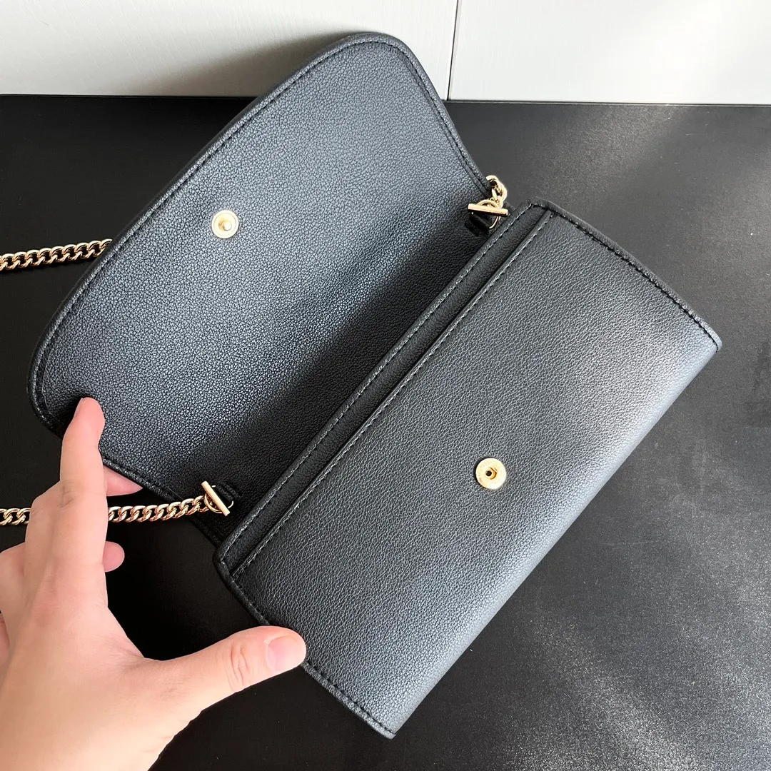 Actual shot #💰290 Model: 725215 Comes with box Size: 21x10.5cm I fell in love with Gucci Blondie at first sight. Second-hand bags have always been my favorite. They are super popular now, mainly because they are so beautiful! It can be worn as an armpit bag or as a cross-body carry. Depending on your mood, I find it very retro, fashionable and fascinating to carry it either way! Many colors to choose from, running quantity models