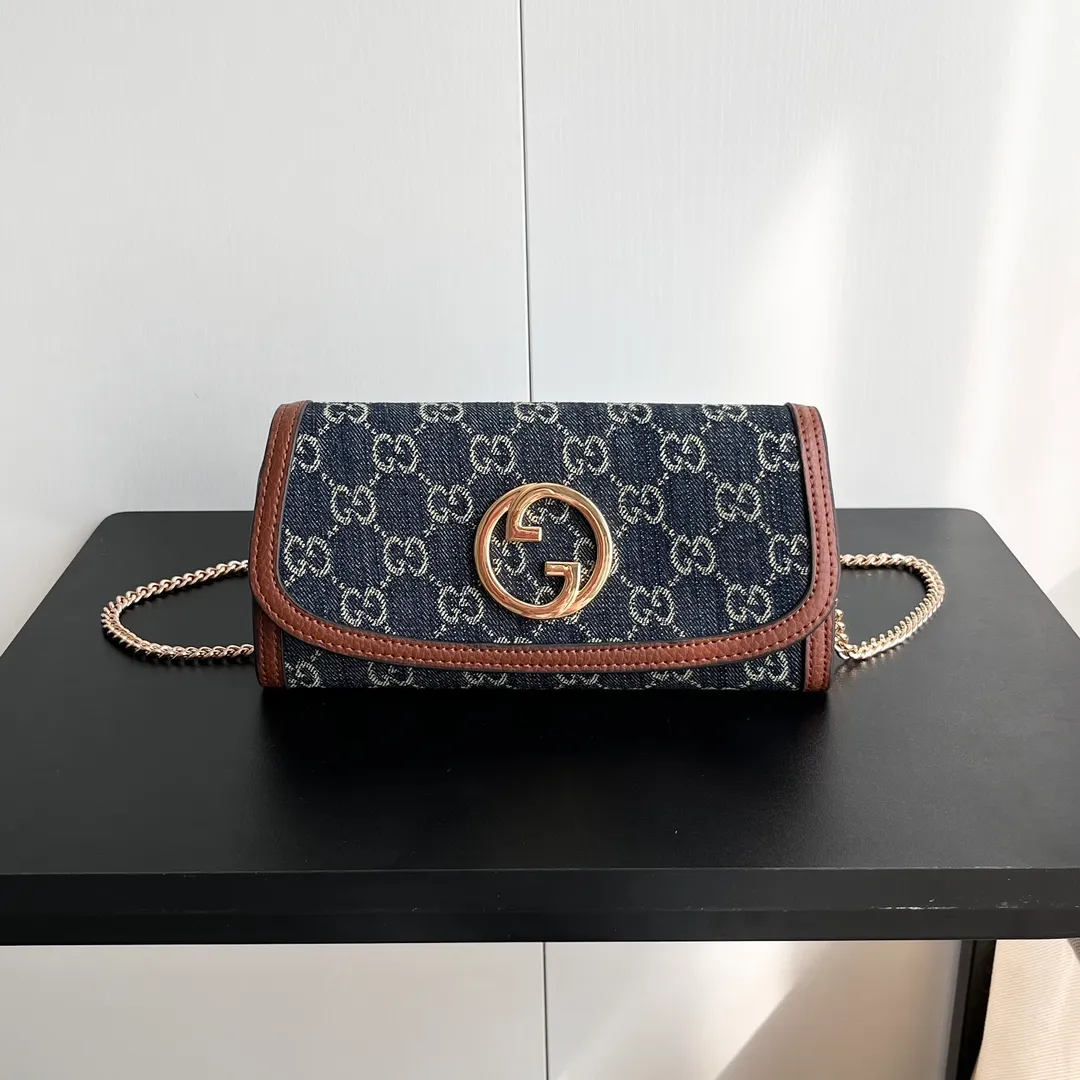 Actual shot #💰290 Model: 725215 Comes with box Size: 21x10.5cm I fell in love with Gucci Blondie at first sight. Second-hand bags have always been my favorite. They are super popular now, mainly because they are so beautiful! It can be worn as an armpit bag or as a cross-body carry. Depending on your mood, I find it very retro, fashionable and fascinating to carry it either way! Many colors to choose from, running quantity models
