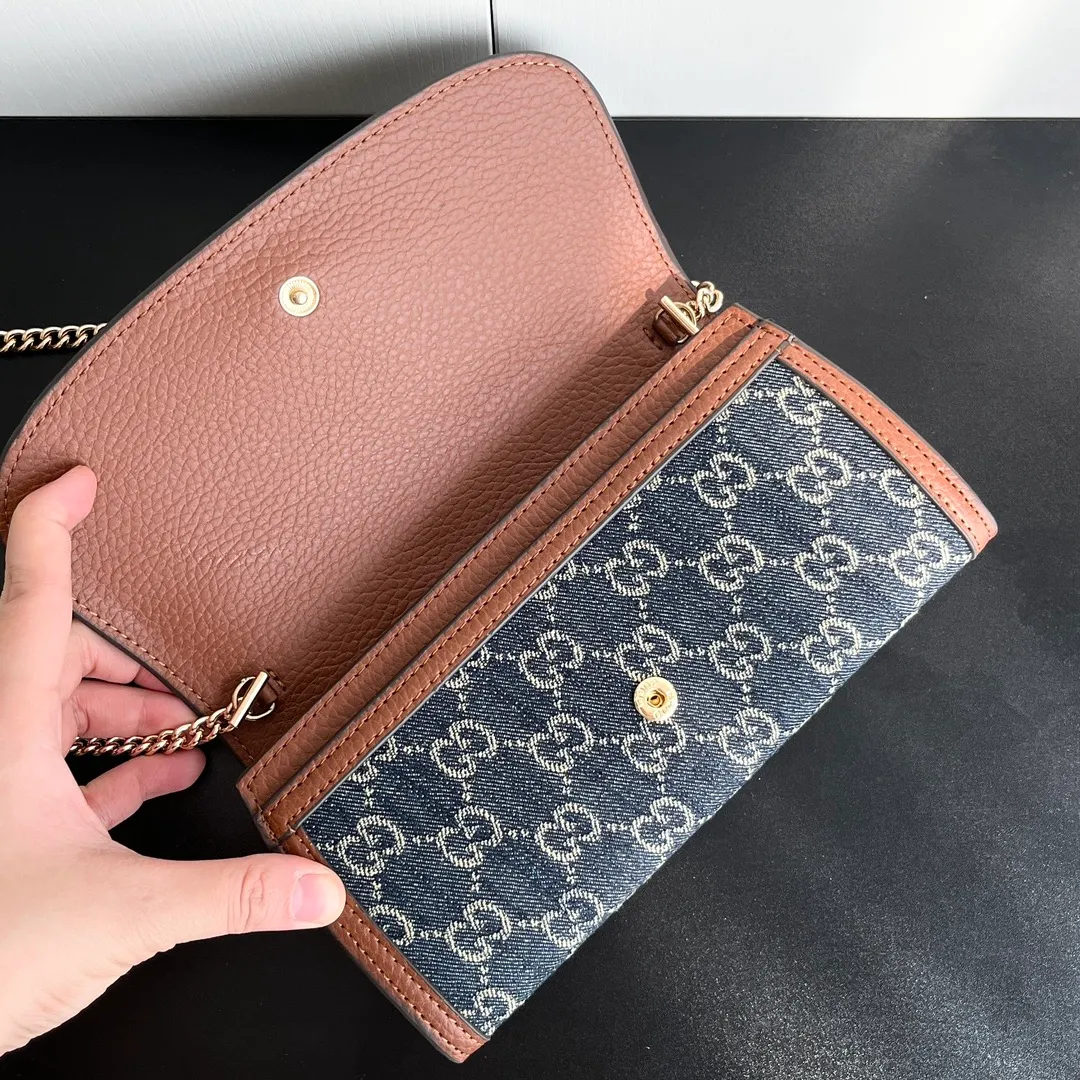 Actual shot #💰290 Model: 725215 Comes with box Size: 21x10.5cm I fell in love with Gucci Blondie at first sight. Second-hand bags have always been my favorite. They are super popular now, mainly because they are so beautiful! It can be worn as an armpit bag or as a cross-body carry. Depending on your mood, I find it very retro, fashionable and fascinating to carry it either way! Many colors to choose from, running quantity models