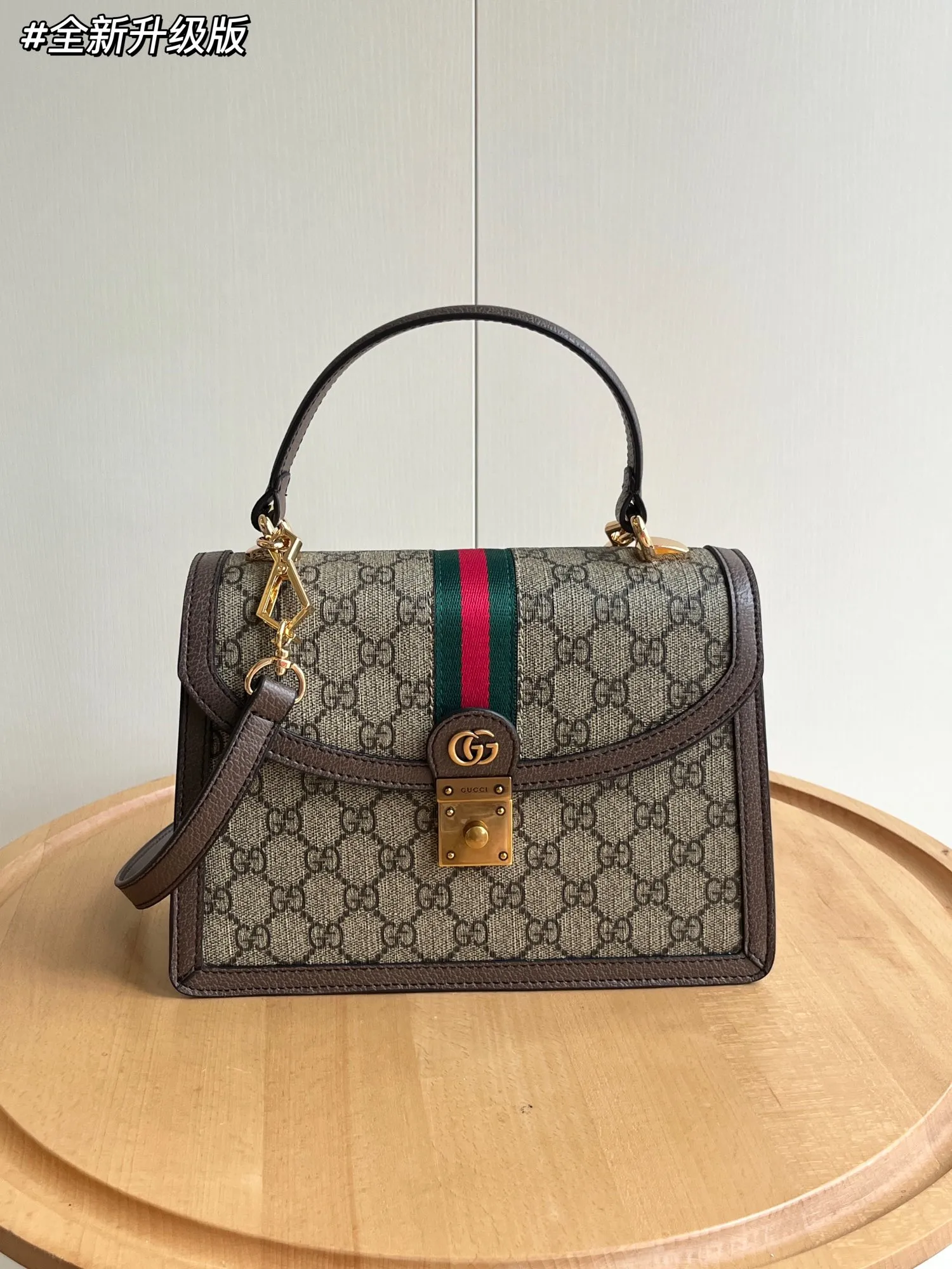 Actual shot #💰340 Style number: 651055 original leather Size: 25*17.5*7cm Gucci💝💝Ophidia series brings amazing new products every season. This handbag is one of the Epilogue series and is equipped with a detachable shoulder strap. The square retro shape combines the brand's classic striped webbing and Double G styling accessories. This accessory is inspired by the Gucci archive belt buckle design in the 1970s. It has become one of the brand's symbols after a modern aesthetic interpretation. The handbag is made of the brand's iconic Double G pattern canvas.