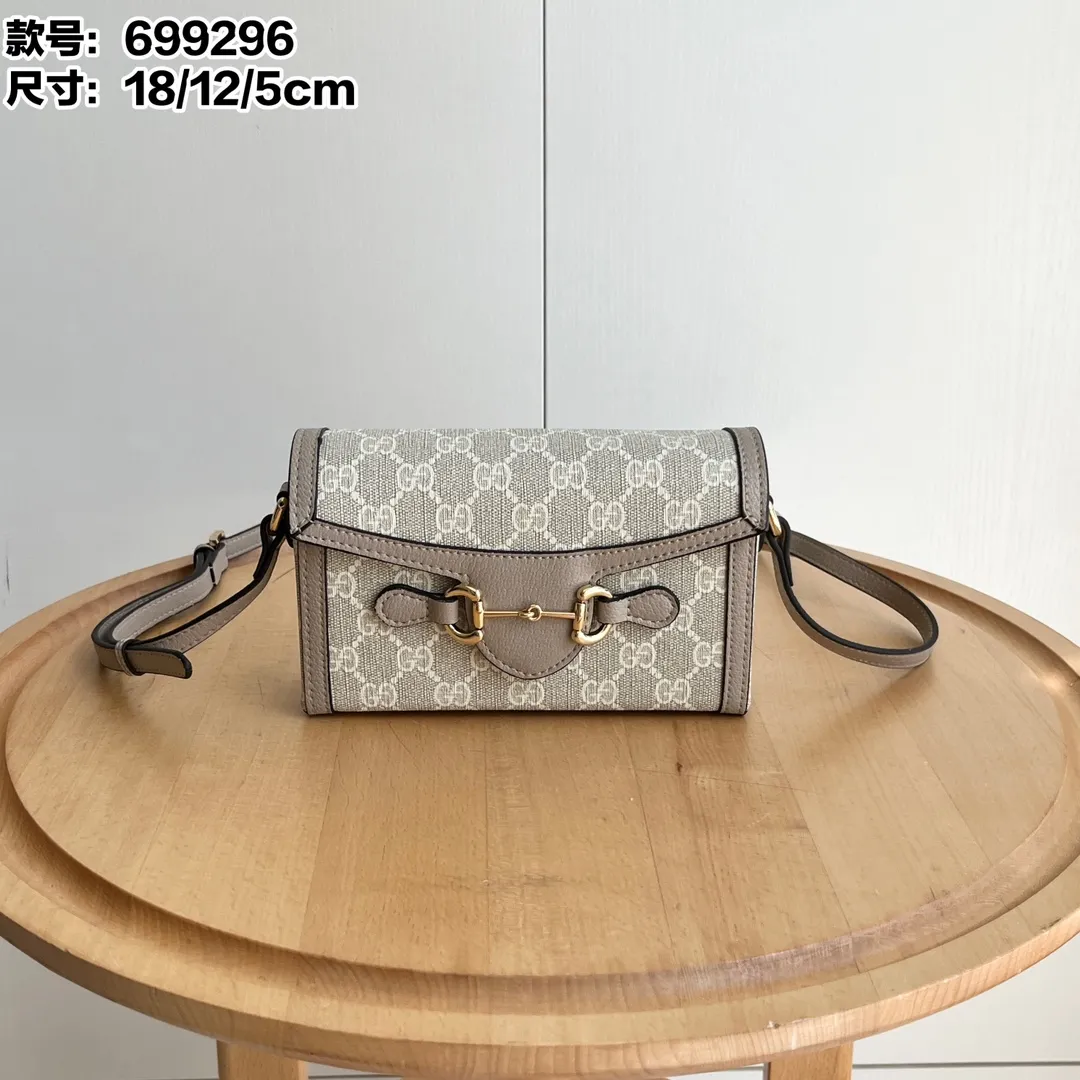 Actual shot #💰260 Model: 699296 Oats Size: 18x12x5cm 𝐆𝐮𝐜𝐜𝐢 𝟏𝟗𝟓𝟓 𝐇𝐨𝐫𝐬𝐞𝐛𝐢𝐭 𝐌𝐢𝐧𝐢 Another masterpiece in the Horsebit 1955 series! The horizontal mobile phone bag looks great too! It can be used for large-screen mobile phones. Compared with the vertical version, it may be more convenient to use~ It can be carried in spring, summer, autumn and winter without choosing an outfit👍