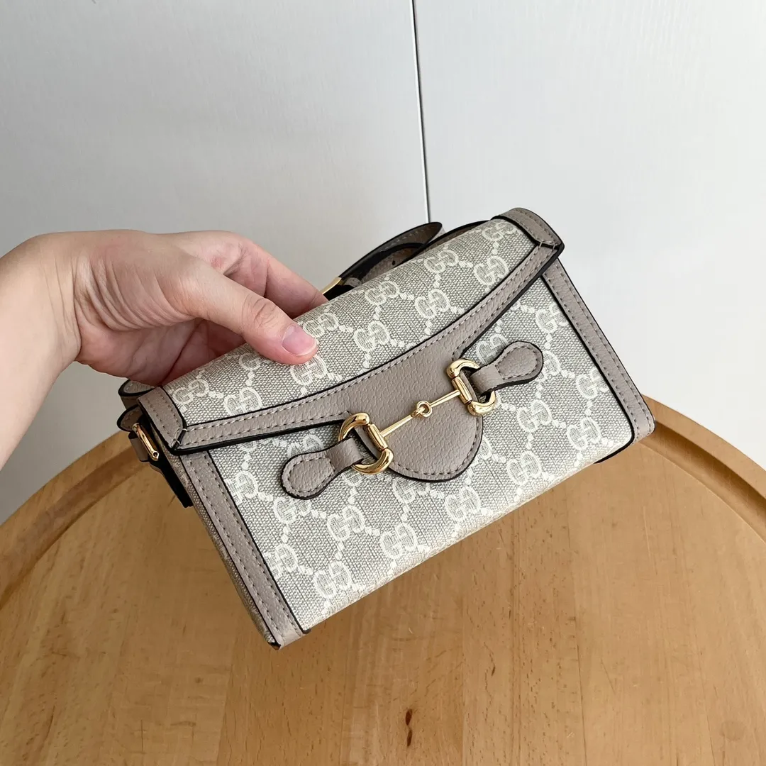 Actual shot #💰260 Model: 699296 Oats Size: 18x12x5cm 𝐆𝐮𝐜𝐜𝐢 𝟏𝟗𝟓𝟓 𝐇𝐨𝐫𝐬𝐞𝐛𝐢𝐭 𝐌𝐢𝐧𝐢 Another masterpiece in the Horsebit 1955 series! The horizontal mobile phone bag looks great too! It can be used for large-screen mobile phones. Compared with the vertical version, it may be more convenient to use~ It can be carried in spring, summer, autumn and winter without choosing an outfit👍
