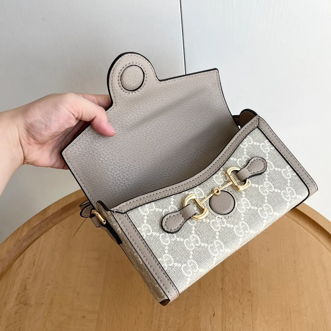 Actual shot #💰260 Model: 699296 Oats Size: 18x12x5cm 𝐆𝐮𝐜𝐜𝐢 𝟏𝟗𝟓𝟓 𝐇𝐨𝐫𝐬𝐞𝐛𝐢𝐭 𝐌𝐢𝐧𝐢 Another masterpiece in the Horsebit 1955 series! The horizontal mobile phone bag looks great too! It can be used for large-screen mobile phones. Compared with the vertical version, it may be more convenient to use~ It can be carried in spring, summer, autumn and winter without choosing an outfit👍