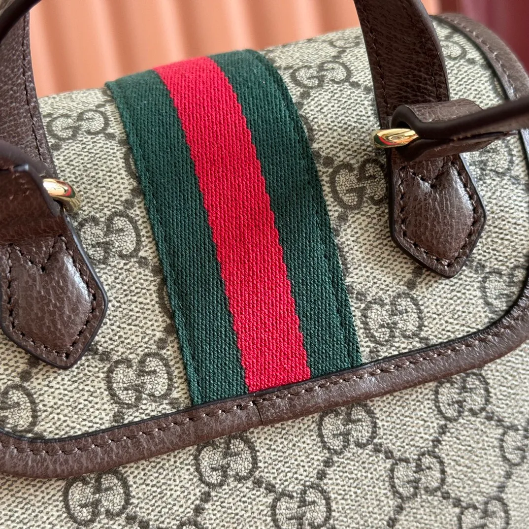 p1060. 💋💋💋 Comes with a complete set of original counter packaging [New Product] The Ophidia series dazzlingly presents novel silhouettes and functions. It is ingeniously interpreted in iconic beige and brown colors to create an innovative bag item with soft texture. Beige and dark brown coated fabric with GG monogram pattern Brown leather trim Gold-tone hardware Green cotton lining Double G Web strap External: Zippered pocket Carry handle (6 cm high) Shoulder strap (36 cm high) Ref.: 836854. Dimensions: 19.5cm (width) x 20cm (height) x 12.5cm (depth) Weight: approx. 0.55kg Color: Brown/PVC. Made in Italy