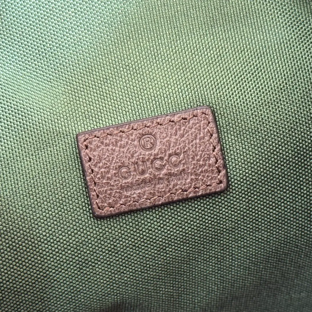 p1060. 💋💋💋 Comes with a complete set of original counter packaging [New Product] The Ophidia series dazzlingly presents novel silhouettes and functions. It is ingeniously interpreted in iconic beige and brown colors to create an innovative bag item with soft texture. Beige and dark brown coated fabric with GG monogram pattern Brown leather trim Gold-tone hardware Green cotton lining Double G Web strap External: Zippered pocket Carry handle (6 cm high) Shoulder strap (36 cm high) Ref.: 836854. Dimensions: 19.5cm (width) x 20cm (height) x 12.5cm (depth) Weight: approx. 0.55kg Color: Brown/PVC. Made in Italy