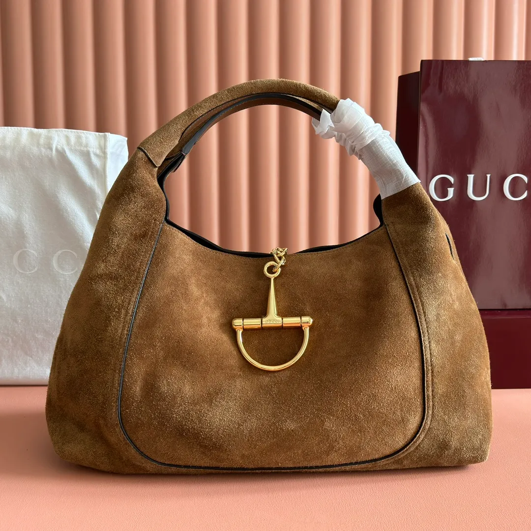 💋💋💋p1680 This Gucci Softbit series shoulder bag is ingeniously integrated with the brand's classic equestrian style accessories in the shape of a large half-horse bit. This large shoulder bag comes with a removable clutch. Gucci Ankara red grained calf leather Light gold tone hardware Dark brown microfiber lining Half horsebit closure Interior: Detachable clutch Holds iPhone Pro Max/Plus, Airpods, long wallet and lipstick Shoulder strap: 20 cm high Magnetic closure Model number: 837466. Dimensions: 46cm (width) x 26cm (height) x 16cm (depth) Weight: approx. 1.4kg Color: brown/original leather. Made in Italy