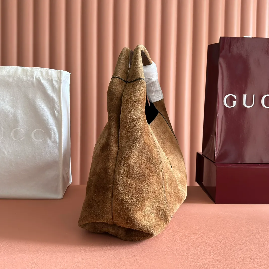 💋💋💋p1680 This Gucci Softbit series shoulder bag is ingeniously integrated with the brand's classic equestrian style accessories in the shape of a large half-horse bit. This large shoulder bag comes with a removable clutch. Gucci Ankara red grained calf leather Light gold tone hardware Dark brown microfiber lining Half horsebit closure Interior: Detachable clutch Holds iPhone Pro Max/Plus, Airpods, long wallet and lipstick Shoulder strap: 20 cm high Magnetic closure Model number: 837466. Dimensions: 46cm (width) x 26cm (height) x 16cm (depth) Weight: approx. 1.4kg Color: brown/original leather. Made in Italy