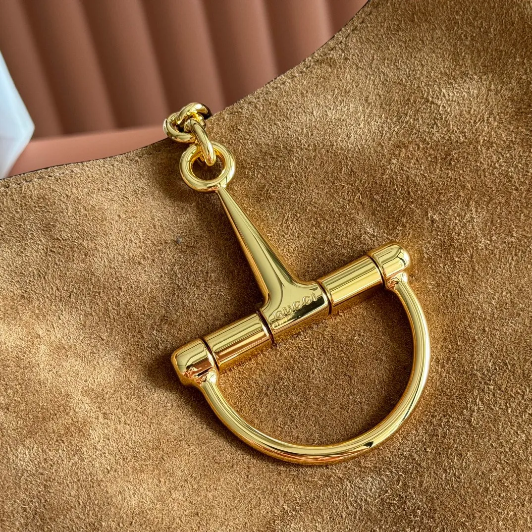 💋💋💋p1680 This Gucci Softbit series shoulder bag is ingeniously integrated with the brand's classic equestrian style accessories in the shape of a large half-horse bit. This large shoulder bag comes with a removable clutch. Gucci Ankara red grained calf leather Light gold tone hardware Dark brown microfiber lining Half horsebit closure Interior: Detachable clutch Holds iPhone Pro Max/Plus, Airpods, long wallet and lipstick Shoulder strap: 20 cm high Magnetic closure Model number: 837466. Dimensions: 46cm (width) x 26cm (height) x 16cm (depth) Weight: approx. 1.4kg Color: brown/original leather. Made in Italy