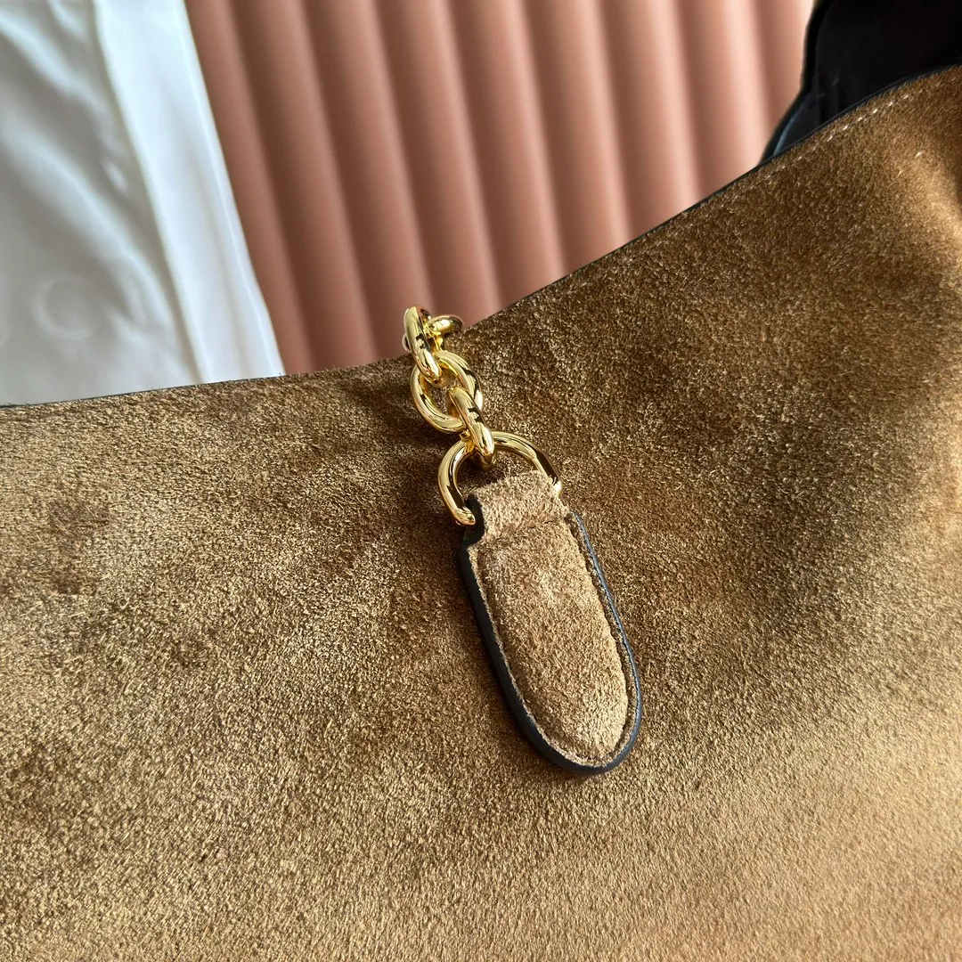 💋💋💋p1680 This Gucci Softbit series shoulder bag is ingeniously integrated with the brand's classic equestrian style accessories in the shape of a large half-horse bit. This large shoulder bag comes with a removable clutch. Gucci Ankara red grained calf leather Light gold tone hardware Dark brown microfiber lining Half horsebit closure Interior: Detachable clutch Holds iPhone Pro Max/Plus, Airpods, long wallet and lipstick Shoulder strap: 20 cm high Magnetic closure Model number: 837466. Dimensions: 46cm (width) x 26cm (height) x 16cm (depth) Weight: approx. 1.4kg Color: brown/original leather. Made in Italy