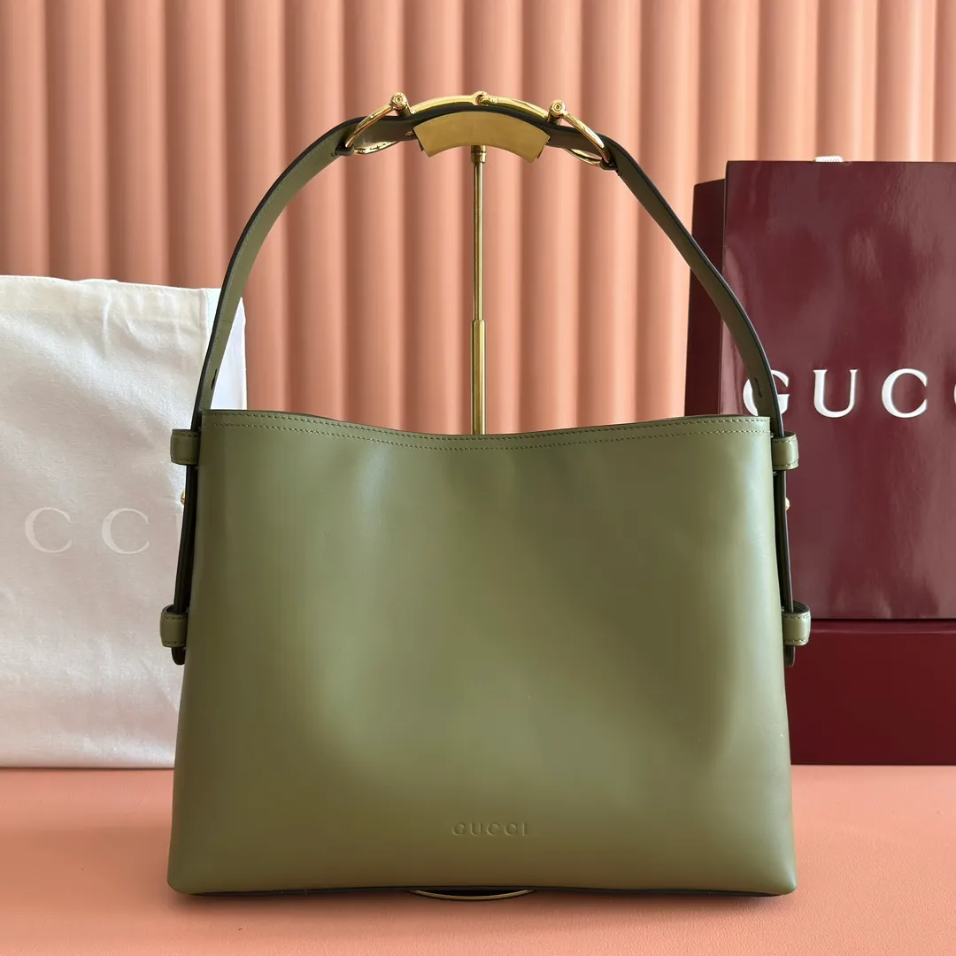 p1480. 💋💋💋【With full set of original counter packaging】2025 autumn and winter series, Gucci Beatrix series handbags adopt a casual silhouette, and the shoulder straps are decorated with iconic horsebit details to further enhance the fashion sense. Gold-toned accessories add to the sophisticated elegance of the design, and an interior zippered pocket keeps your belongings securely stored. Combining elegance and functionality, it easily accommodates daily essentials. Black soft glossy calfskin. Gold-tone hardware. Black cotton and linen blend lining. Horsebit detail on shoulder strap. Interior: Zip pocket. Shoulder strap: 21 cm high; 85 cm long. Ident: 850926. Dimensions: 35cm (width) x 27.5cm (height) x 11cm (depth) Weight: approx. 0.7kg Color: green full leather. Made in Italy