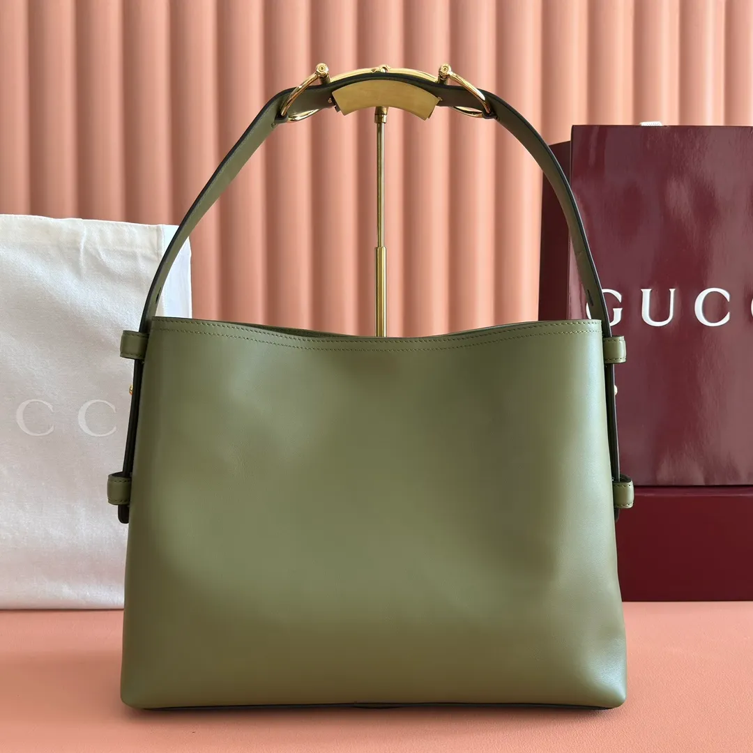 p1480. 💋💋💋【With full set of original counter packaging】2025 autumn and winter series, Gucci Beatrix series handbags adopt a casual silhouette, and the shoulder straps are decorated with iconic horsebit details to further enhance the fashion sense. Gold-toned accessories add to the sophisticated elegance of the design, and an interior zippered pocket keeps your belongings securely stored. Combining elegance and functionality, it easily accommodates daily essentials. Black soft glossy calfskin. Gold-tone hardware. Black cotton and linen blend lining. Horsebit detail on shoulder strap. Interior: Zip pocket. Shoulder strap: 21 cm high; 85 cm long. Ident: 850926. Dimensions: 35cm (width) x 27.5cm (height) x 11cm (depth) Weight: approx. 0.7kg Color: green full leather. Made in Italy