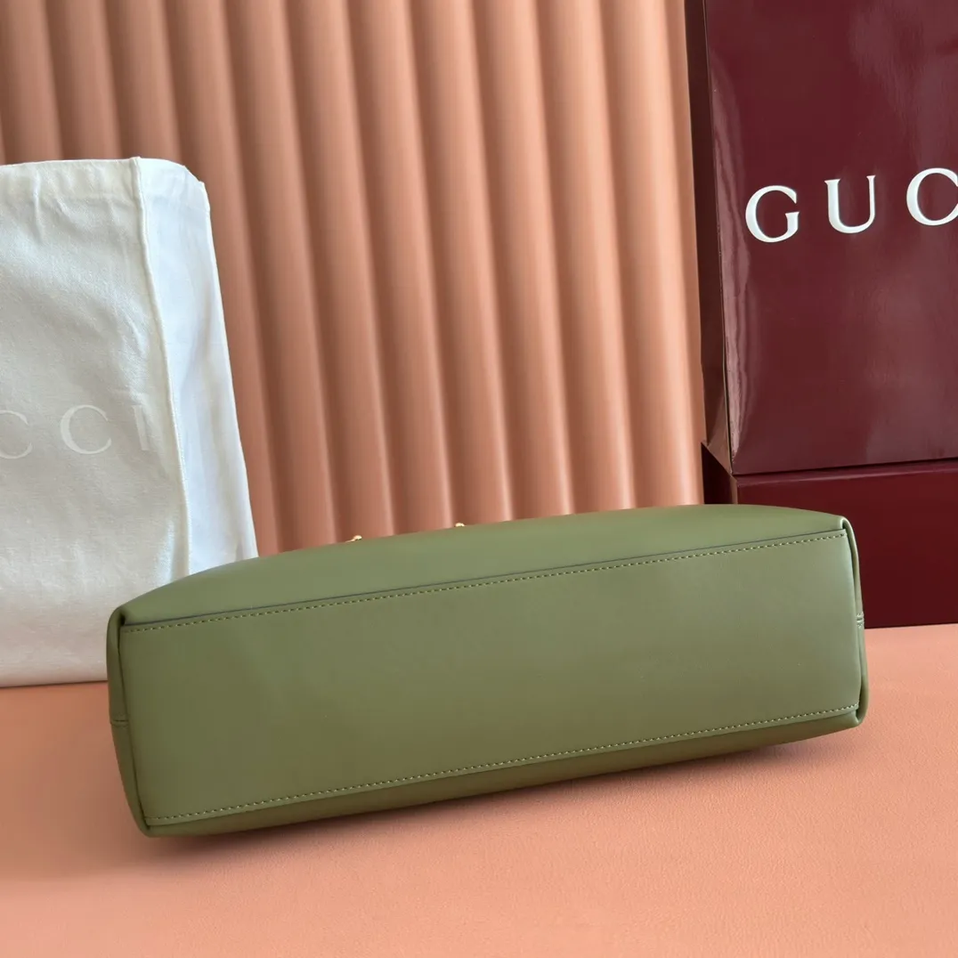 p1480. 💋💋💋【With full set of original counter packaging】2025 autumn and winter series, Gucci Beatrix series handbags adopt a casual silhouette, and the shoulder straps are decorated with iconic horsebit details to further enhance the fashion sense. Gold-toned accessories add to the sophisticated elegance of the design, and an interior zippered pocket keeps your belongings securely stored. Combining elegance and functionality, it easily accommodates daily essentials. Black soft glossy calfskin. Gold-tone hardware. Black cotton and linen blend lining. Horsebit detail on shoulder strap. Interior: Zip pocket. Shoulder strap: 21 cm high; 85 cm long. Ident: 850926. Dimensions: 35cm (width) x 27.5cm (height) x 11cm (depth) Weight: approx. 0.7kg Color: green full leather. Made in Italy