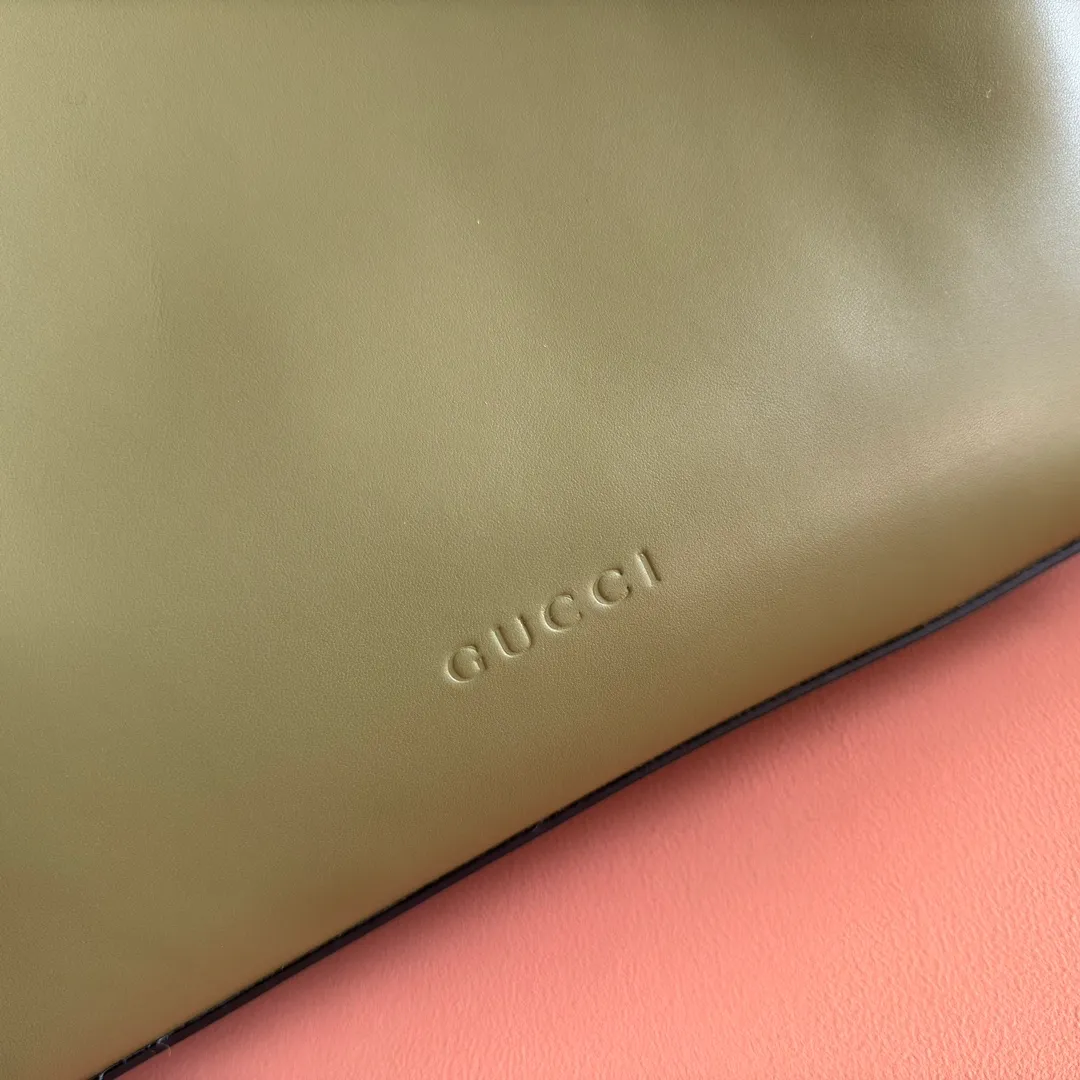 p1480. 💋💋💋【With full set of original counter packaging】2025 autumn and winter series, Gucci Beatrix series handbags adopt a casual silhouette, and the shoulder straps are decorated with iconic horsebit details to further enhance the fashion sense. Gold-toned accessories add to the sophisticated elegance of the design, and an interior zippered pocket keeps your belongings securely stored. Combining elegance and functionality, it easily accommodates daily essentials. Black soft glossy calfskin. Gold-tone hardware. Black cotton and linen blend lining. Horsebit detail on shoulder strap. Interior: Zip pocket. Shoulder strap: 21 cm high; 85 cm long. Ident: 850926. Dimensions: 35cm (width) x 27.5cm (height) x 11cm (depth) Weight: approx. 0.7kg Color: green full leather. Made in Italy