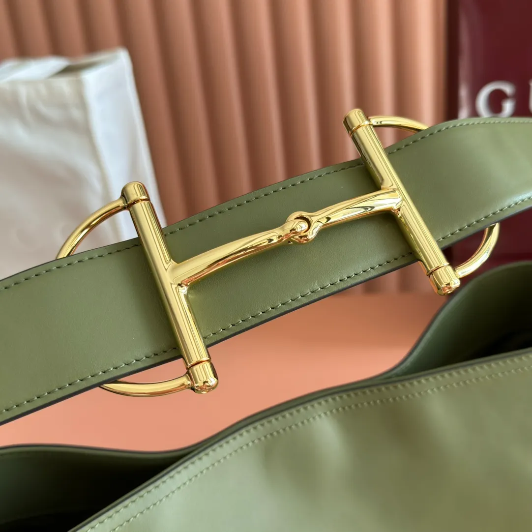 p1480. 💋💋💋【With full set of original counter packaging】2025 autumn and winter series, Gucci Beatrix series handbags adopt a casual silhouette, and the shoulder straps are decorated with iconic horsebit details to further enhance the fashion sense. Gold-toned accessories add to the sophisticated elegance of the design, and an interior zippered pocket keeps your belongings securely stored. Combining elegance and functionality, it easily accommodates daily essentials. Black soft glossy calfskin. Gold-tone hardware. Black cotton and linen blend lining. Horsebit detail on shoulder strap. Interior: Zip pocket. Shoulder strap: 21 cm high; 85 cm long. Ident: 850926. Dimensions: 35cm (width) x 27.5cm (height) x 11cm (depth) Weight: approx. 0.7kg Color: green full leather. Made in Italy