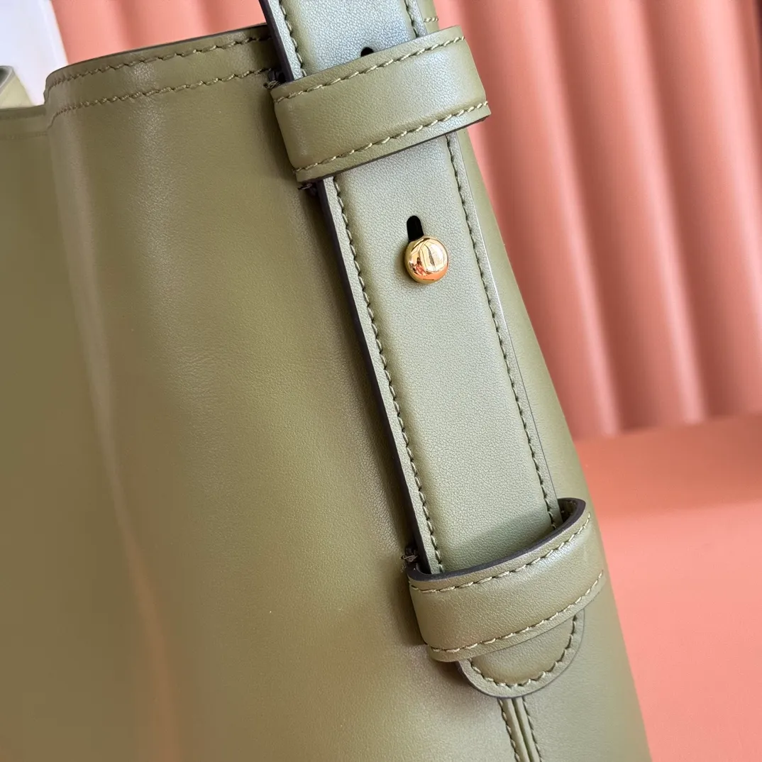 p1480. 💋💋💋【With full set of original counter packaging】2025 autumn and winter series, Gucci Beatrix series handbags adopt a casual silhouette, and the shoulder straps are decorated with iconic horsebit details to further enhance the fashion sense. Gold-toned accessories add to the sophisticated elegance of the design, and an interior zippered pocket keeps your belongings securely stored. Combining elegance and functionality, it easily accommodates daily essentials. Black soft glossy calfskin. Gold-tone hardware. Black cotton and linen blend lining. Horsebit detail on shoulder strap. Interior: Zip pocket. Shoulder strap: 21 cm high; 85 cm long. Ident: 850926. Dimensions: 35cm (width) x 27.5cm (height) x 11cm (depth) Weight: approx. 0.7kg Color: green full leather. Made in Italy