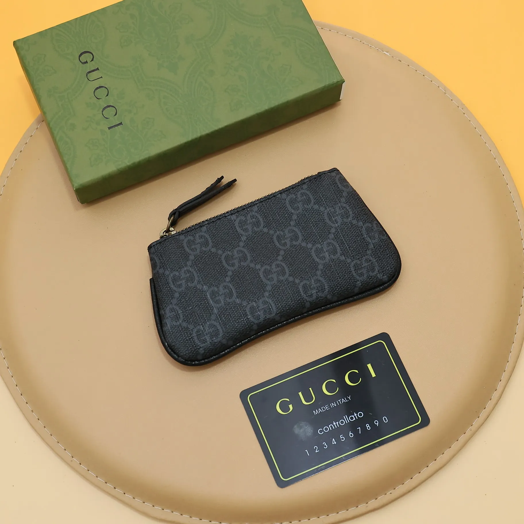 ￥140 GUCCI’s new small coin purse ~ lipstick bag🧃🧃 is made of imported calfskin with embroidered wavy pattern, 🧃🧃 matched with exquisite original factory bronze double G hardware 🧃🧃, flexible and unique hook buckle, small and exquisite, great effect, model: 671722, size: 12.5x7x1.5cm Color: black glue U