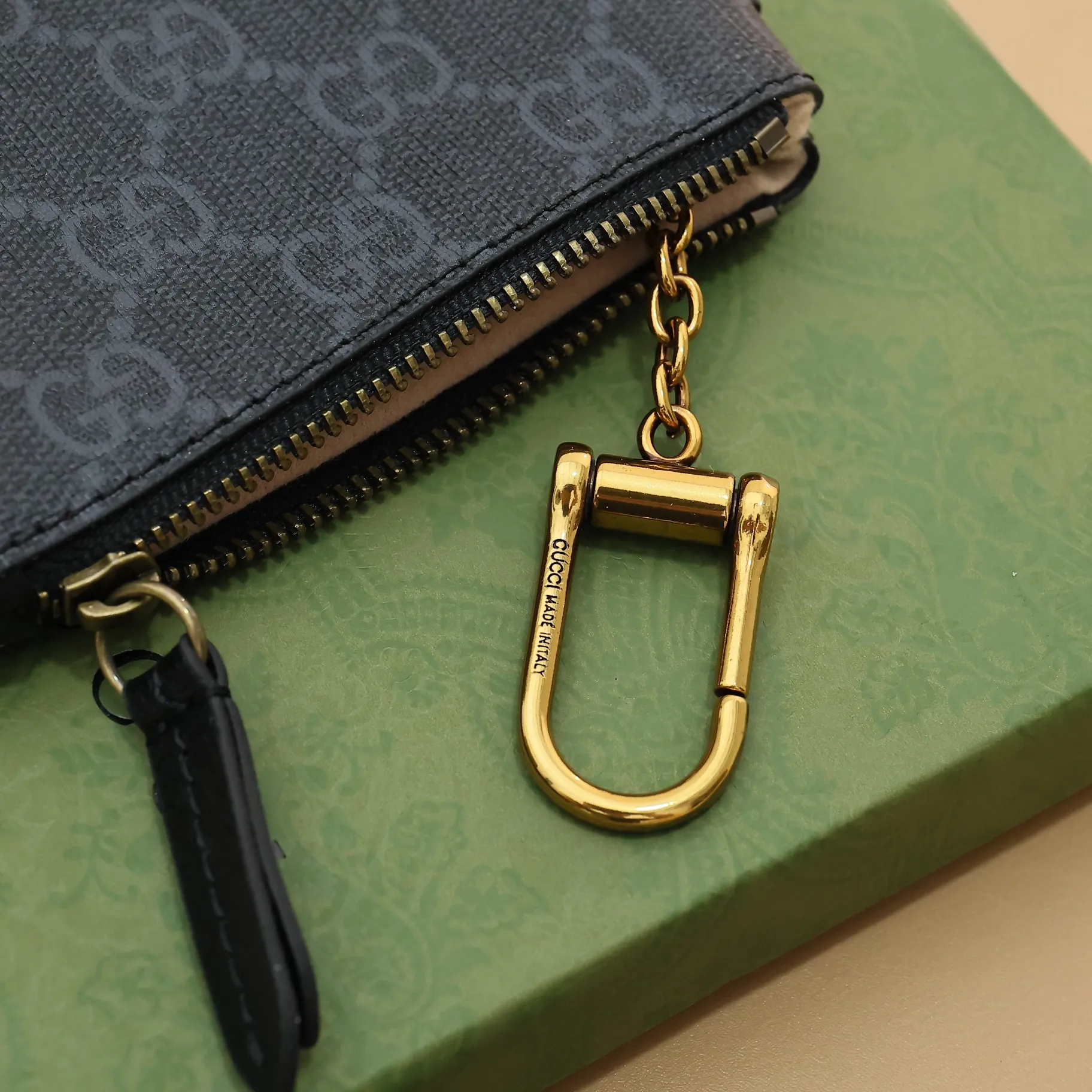 ￥140 GUCCI’s new small coin purse ~ lipstick bag🧃🧃 is made of imported calfskin with embroidered wavy pattern, 🧃🧃 matched with exquisite original factory bronze double G hardware 🧃🧃, flexible and unique hook buckle, small and exquisite, great effect, model: 671722, size: 12.5x7x1.5cm Color: black glue U