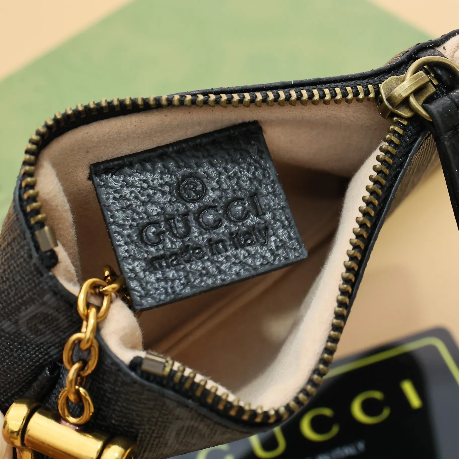 ￥140 GUCCI’s new small coin purse ~ lipstick bag🧃🧃 is made of imported calfskin with embroidered wavy pattern, 🧃🧃 matched with exquisite original factory bronze double G hardware 🧃🧃, flexible and unique hook buckle, small and exquisite, great effect, model: 671722, size: 12.5x7x1.5cm Color: black glue U