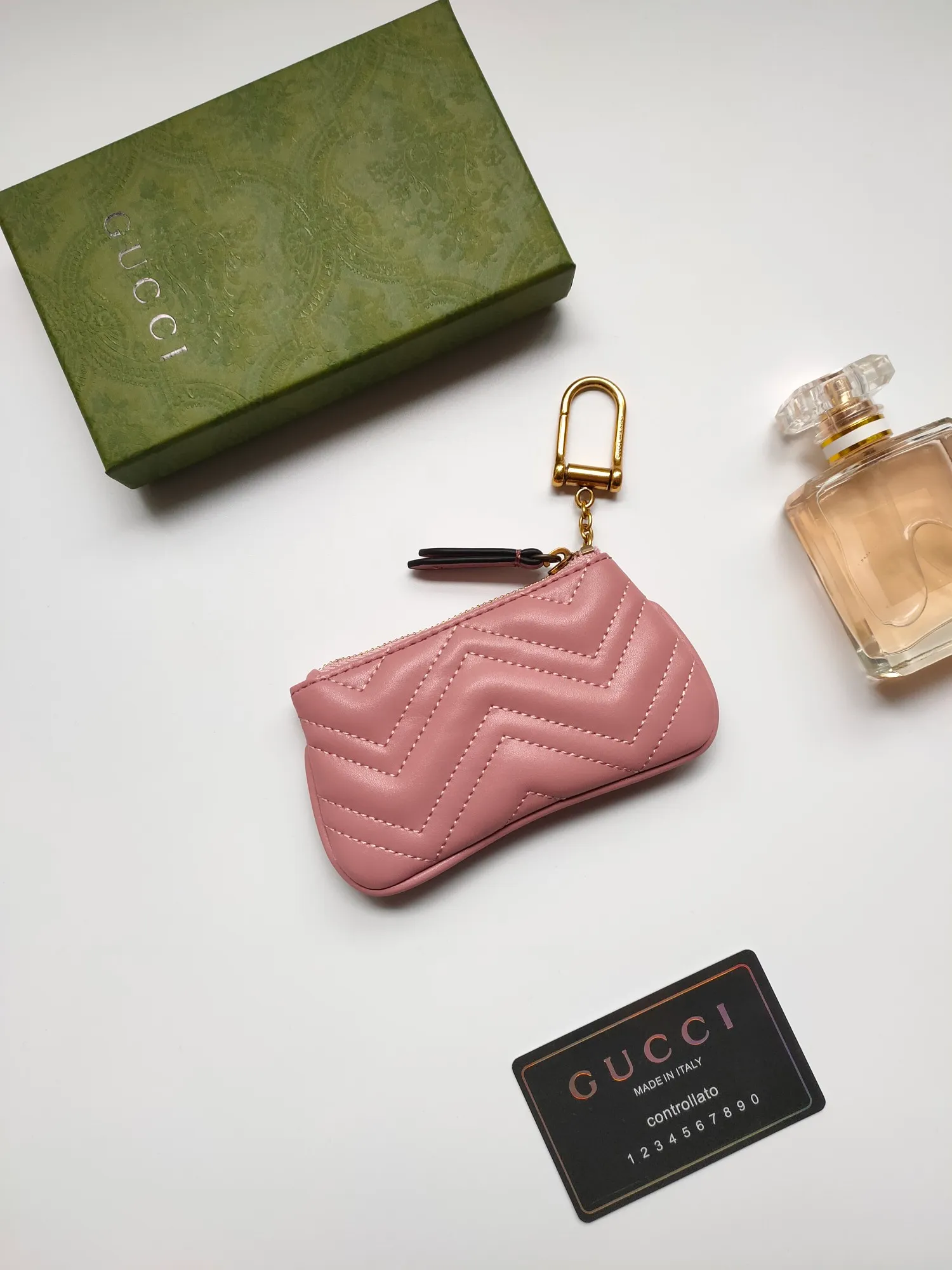 ￥130 GUCCI’s new small coin purse ~ lipstick bag🧃🧃 is made of imported calfskin with embroidered wavy pattern, 🧃🧃 matched with exquisite original factory bronze double G hardware 🧃🧃, flexible and unique hook buckle, small and exquisite, great effect, model: 671773, color: black, bright red, nude pink, size: 12.5x7x1.5cm