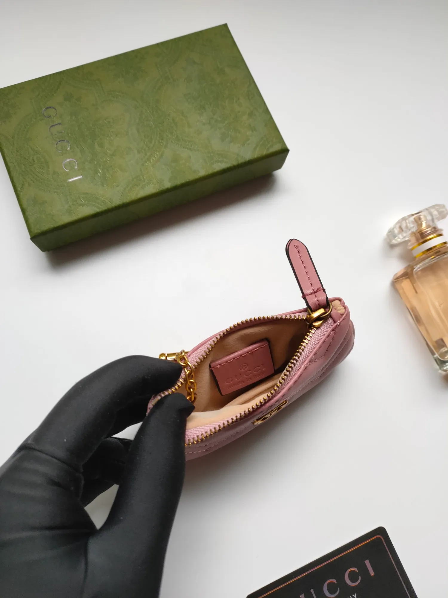 ￥130 GUCCI’s new small coin purse ~ lipstick bag🧃🧃 is made of imported calfskin with embroidered wavy pattern, 🧃🧃 matched with exquisite original factory bronze double G hardware 🧃🧃, flexible and unique hook buckle, small and exquisite, great effect, model: 671773, color: black, bright red, nude pink, size: 12.5x7x1.5cm
