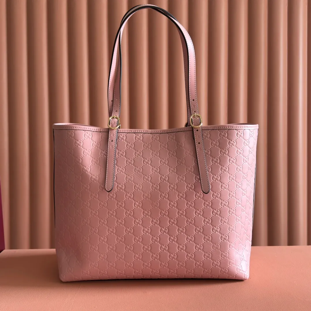p1480💋💋💋. "With full set of original counter packaging" [New Product] 2025 autumn and winter series, the new GG Emblem series reinterprets the brand's timeless elegance and exquisite craftsmanship. This tote bag is crafted from GG printed embossed cow leather. Pink printed embossed GG calfskin Light gold tone hardware Pink cotton lining Interior: zip pocket Strap height: 19.5 cm – 30 cm Ident: 847455. Dimensions: 37cm (W) x 31cm (H) x 16cm (D) Weight: Approx. 1.0kg Color: Pink embossed. Made in Italy
