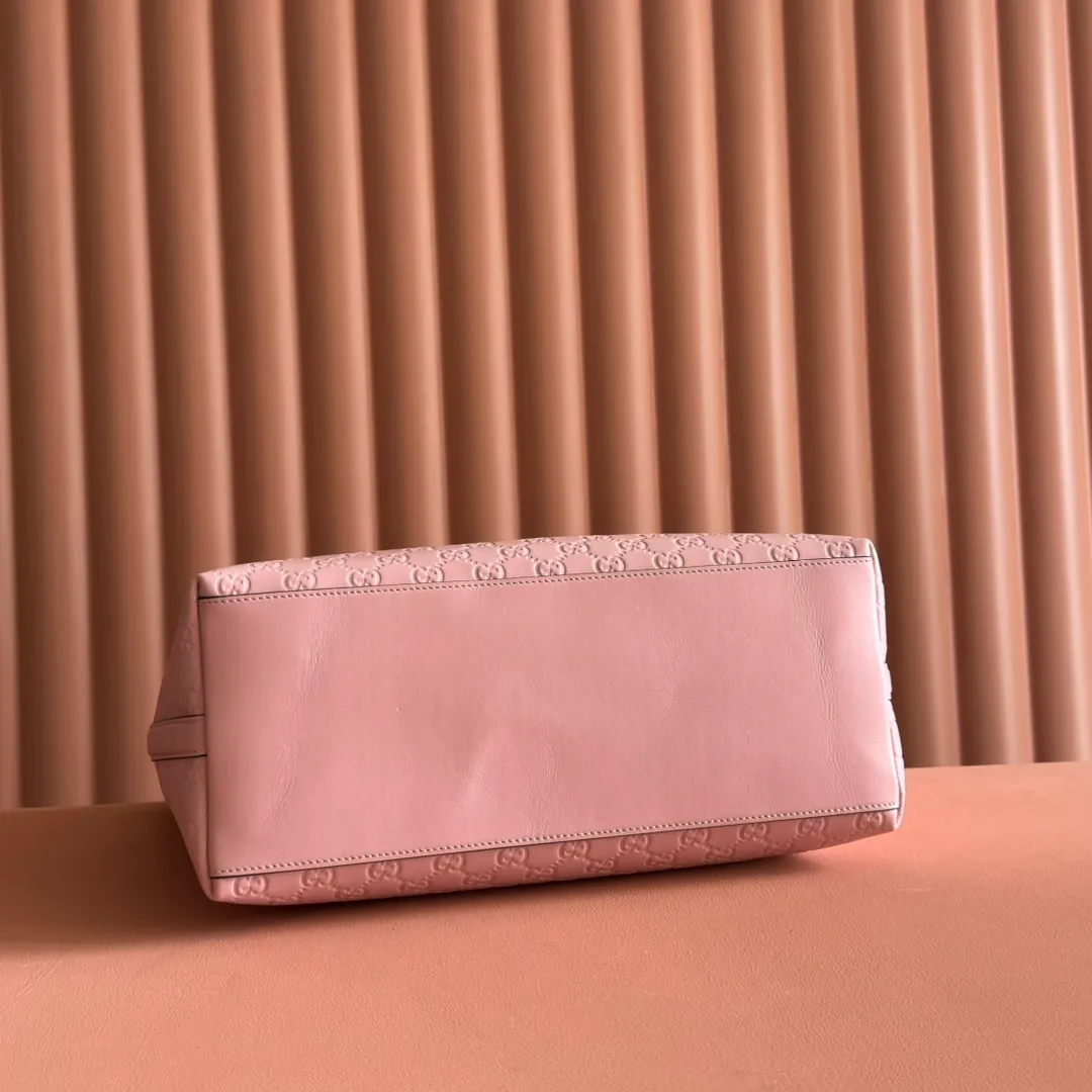 p1480💋💋💋. "With full set of original counter packaging" [New Product] 2025 autumn and winter series, the new GG Emblem series reinterprets the brand's timeless elegance and exquisite craftsmanship. This tote bag is crafted from GG printed embossed cow leather. Pink printed embossed GG calfskin Light gold tone hardware Pink cotton lining Interior: zip pocket Strap height: 19.5 cm – 30 cm Ident: 847455. Dimensions: 37cm (W) x 31cm (H) x 16cm (D) Weight: Approx. 1.0kg Color: Pink embossed. Made in Italy