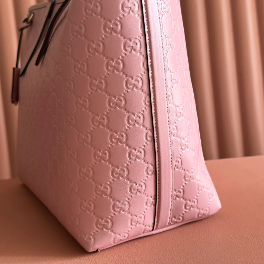 p1480💋💋💋. "With full set of original counter packaging" [New Product] 2025 autumn and winter series, the new GG Emblem series reinterprets the brand's timeless elegance and exquisite craftsmanship. This tote bag is crafted from GG printed embossed cow leather. Pink printed embossed GG calfskin Light gold tone hardware Pink cotton lining Interior: zip pocket Strap height: 19.5 cm – 30 cm Ident: 847455. Dimensions: 37cm (W) x 31cm (H) x 16cm (D) Weight: Approx. 1.0kg Color: Pink embossed. Made in Italy
